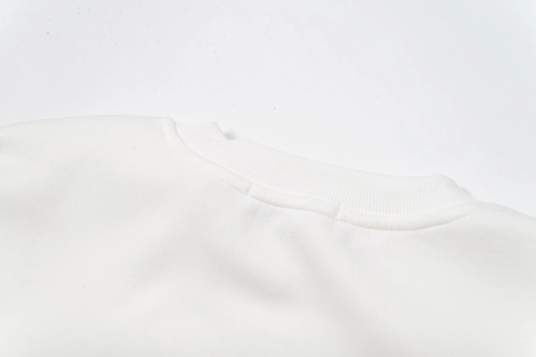 🅿️300 Dior DIOR's new cloth-coloured pocket sweatshirt, high quality🔥The front panel is decorated with cloth zipper pockets, and the fabric is compounded with Austrian velvet. The ribbing is specially customized. The fabric is comfortable and soft, restoring the trend brought by special craftsmanship, custom-made and dyed, complete with three standards. Non-market ordinary version. Compare at will. Quality is absolutely guaranteed. Same style for men and women. Color: Black White Size: S M L XL [Style No. A3332]