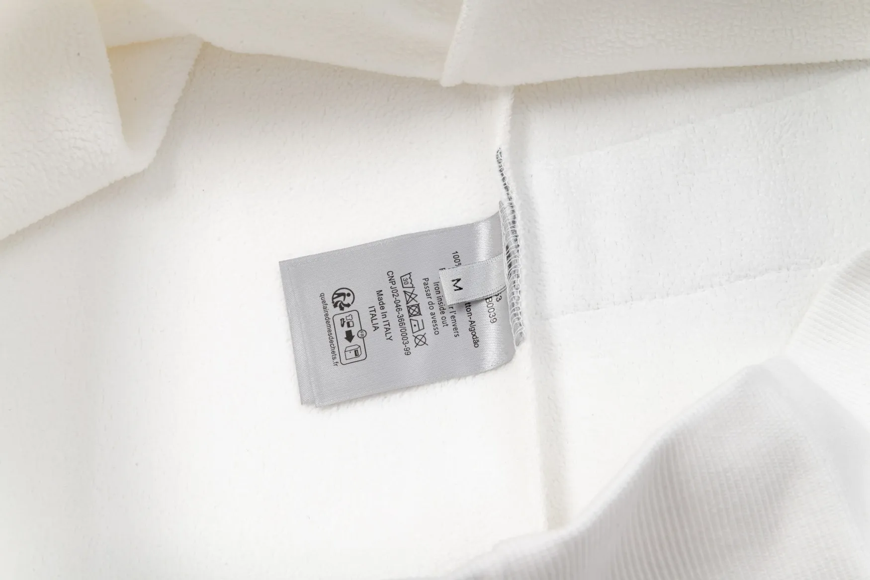🅿️300 Dior DIOR's new cloth-coloured pocket sweatshirt, high quality🔥The front panel is decorated with cloth zipper pockets, and the fabric is compounded with Austrian velvet. The ribbing is specially customized. The fabric is comfortable and soft, restoring the trend brought by special craftsmanship, custom-made and dyed, complete with three standards. Non-market ordinary version. Compare at will. Quality is absolutely guaranteed. Same style for men and women. Color: Black White Size: S M L XL [Style No. A3332]