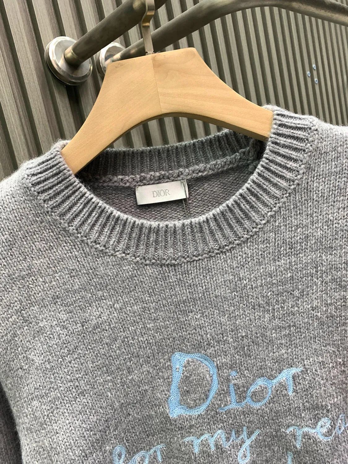 🅿️340 🀄️ DIOR Dior 2025fw new autumn and winter knitted pullover with "for my read frunds" logo embroidery on the chest "Dior new style | luxurious texture. Each piece of clothing is made of top craftsmanship and selected fabrics, showing a low-key yet luxurious texture, allowing you to show elegance in any occasion. Luxurious texture, interpreting the style of a modern gentleman" perfectly blends classics and innovation to create high-end fashion exclusive for modern men. Each piece of clothing is made of top-notch craftsmanship and selected fabrics. It presents a low-key yet luxurious texture, allowing you to show elegance in any occasion. Innovative design breaks traditional boundaries and presents a new tailoring silhouette that combines classic and modern elements. It can be easily worn in multiple scenes. Luxurious details and high-grade fabrics bring you the ultimate comfort and taste. Whether it is a business meeting or a city trip, it is a fashion choice you cannot miss. Wear Dior to show your confidence and style, making every appearance exude unique charm.