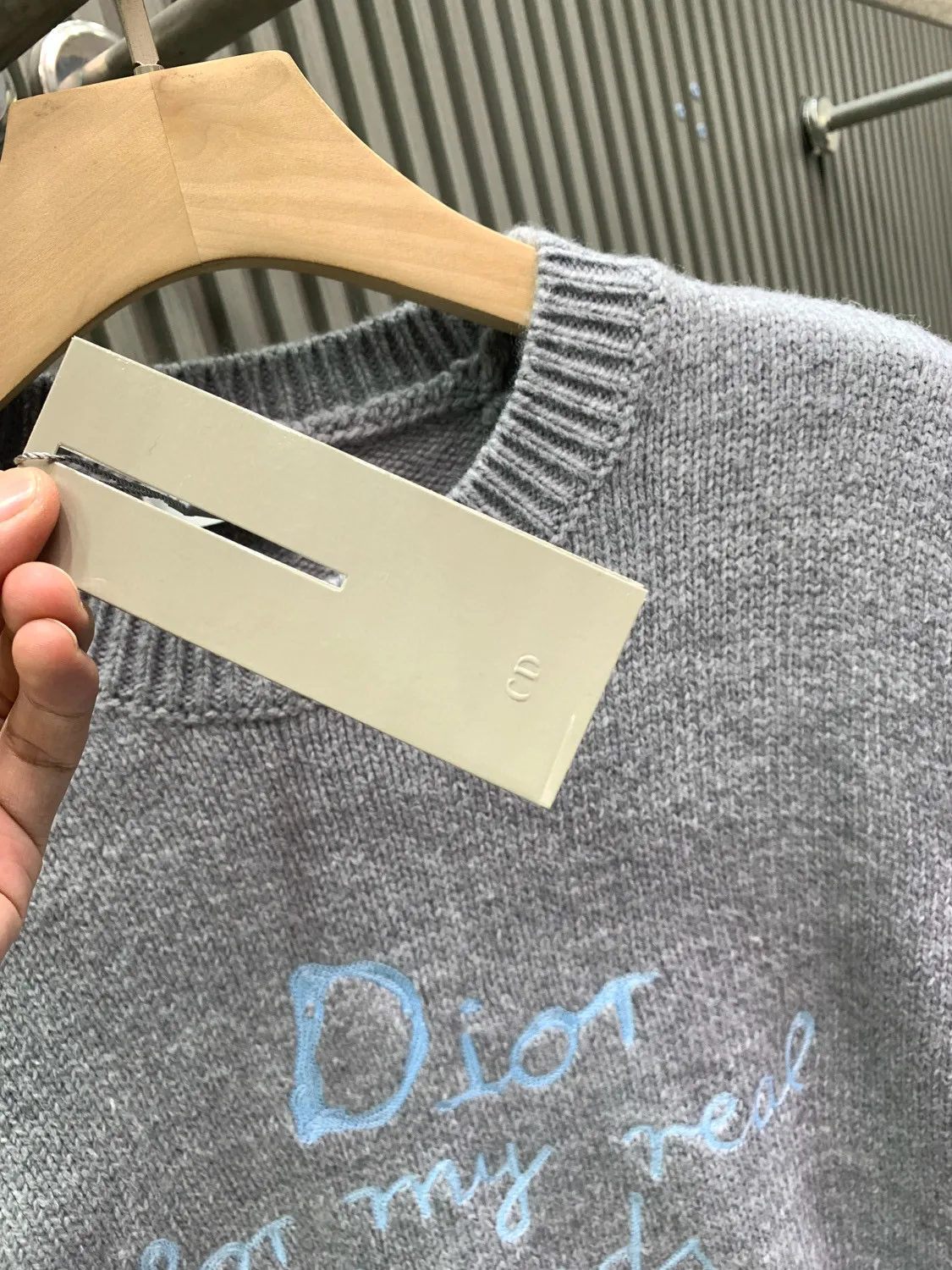 🅿️340 🀄️ DIOR Dior 2025fw new autumn and winter knitted pullover with "for my read frunds" logo embroidery on the chest "Dior new style | luxurious texture. Each piece of clothing is made of top craftsmanship and selected fabrics, showing a low-key yet luxurious texture, allowing you to show elegance in any occasion. Luxurious texture, interpreting the style of a modern gentleman" perfectly blends classics and innovation to create high-end fashion exclusive for modern men. Each piece of clothing is made of top-notch craftsmanship and selected fabrics. It presents a low-key yet luxurious texture, allowing you to show elegance in any occasion. Innovative design breaks traditional boundaries and presents a new tailoring silhouette that combines classic and modern elements. It can be easily worn in multiple scenes. Luxurious details and high-grade fabrics bring you the ultimate comfort and taste. Whether it is a business meeting or a city trip, it is a fashion choice you cannot miss. Wear Dior to show your confidence and style, making every appearance exude unique charm.