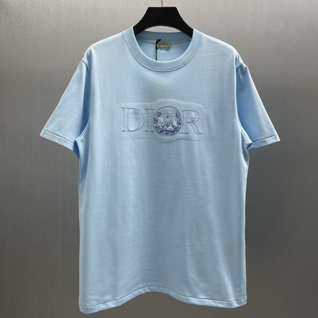 🅿️250 CD Floral Cat🐱Short Sleeve Size: S-XL This "shirt displays the logo from this season's DIOR AND HYLTON NEL joint series. It is carefully made of white cotton jersey fabric and has a classic silhouette with a ribbed crew neck and embroidery on the chest to enhance the style. Casual cut, can be paired with sports pants or jeans.