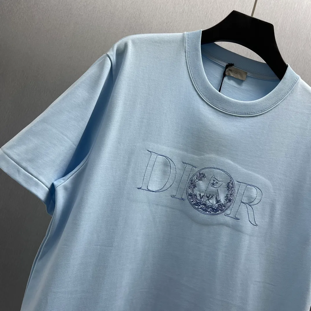 🅿️250 CD Floral Cat🐱Short Sleeve Size: S-XL This "shirt displays the logo from this season's DIOR AND HYLTON NEL joint series. It is carefully made of white cotton jersey fabric and has a classic silhouette with a ribbed crew neck and embroidery on the chest to enhance the style. Casual cut, can be paired with sports pants or jeans.