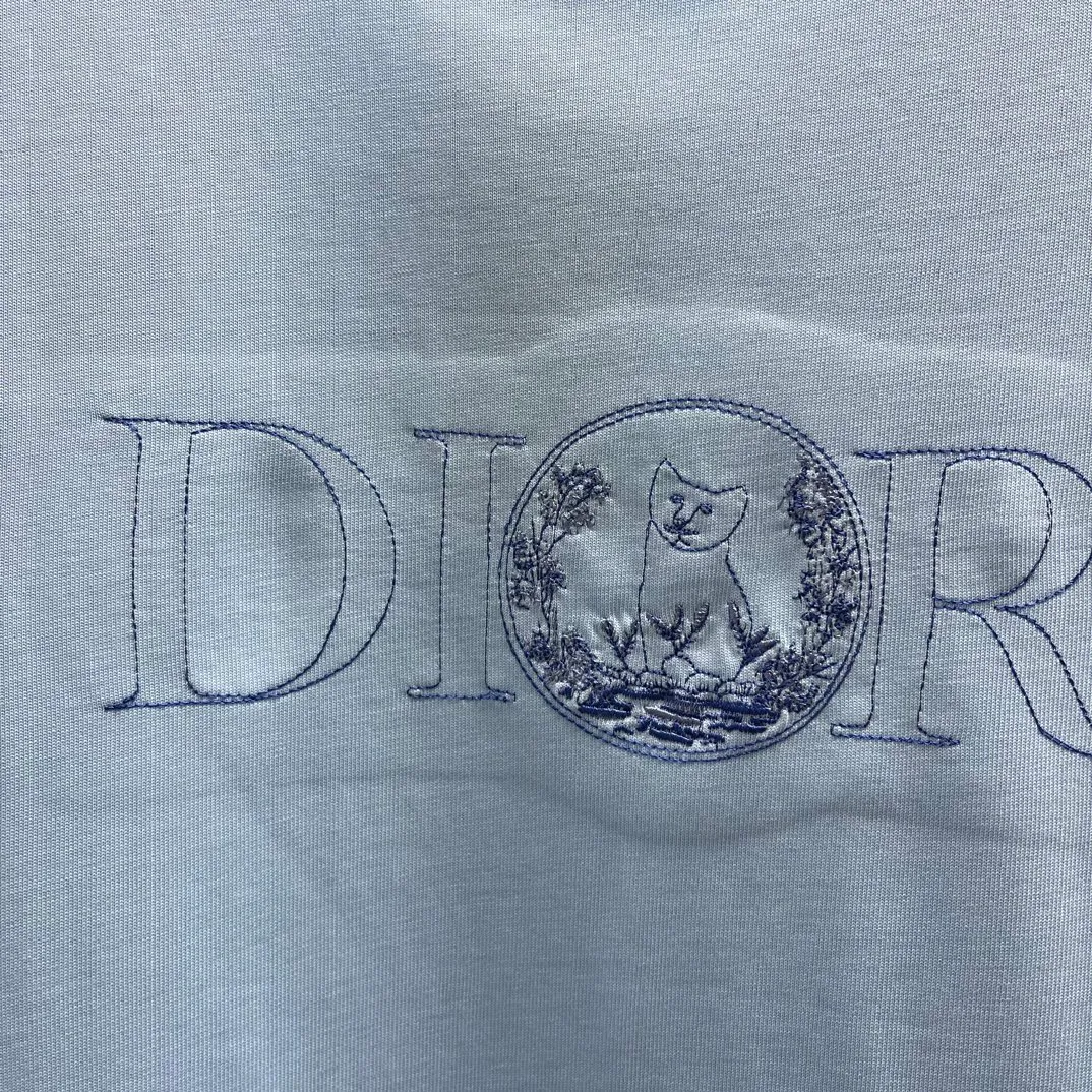 🅿️250 CD Floral Cat🐱Short Sleeve Size: S-XL This "shirt displays the logo from this season's DIOR AND HYLTON NEL joint series. It is carefully made of white cotton jersey fabric and has a classic silhouette with a ribbed crew neck and embroidery on the chest to enhance the style. Casual cut, can be paired with sports pants or jeans.