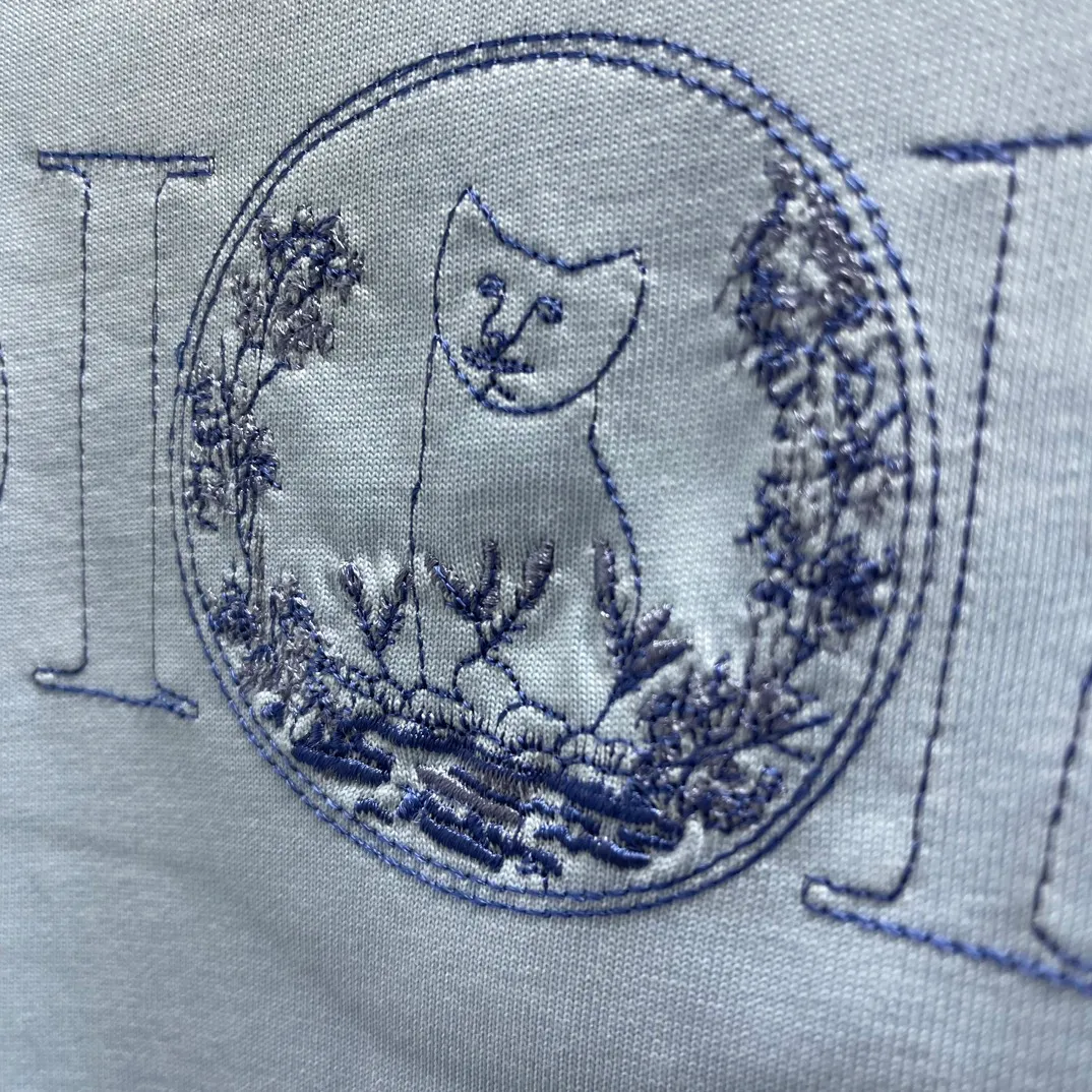 🅿️250 CD Floral Cat🐱Short Sleeve Size: S-XL This "shirt displays the logo from this season's DIOR AND HYLTON NEL joint series. It is carefully made of white cotton jersey fabric and has a classic silhouette with a ribbed crew neck and embroidery on the chest to enhance the style. Casual cut, can be paired with sports pants or jeans.