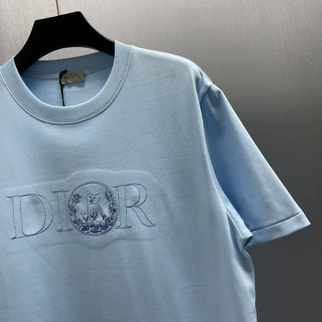 🅿️250 CD Floral Cat🐱Short Sleeve Size: S-XL This "shirt displays the logo from this season's DIOR AND HYLTON NEL joint series. It is carefully made of white cotton jersey fabric and has a classic silhouette with a ribbed crew neck and embroidery on the chest to enhance the style. Casual cut, can be paired with sports pants or jeans.
