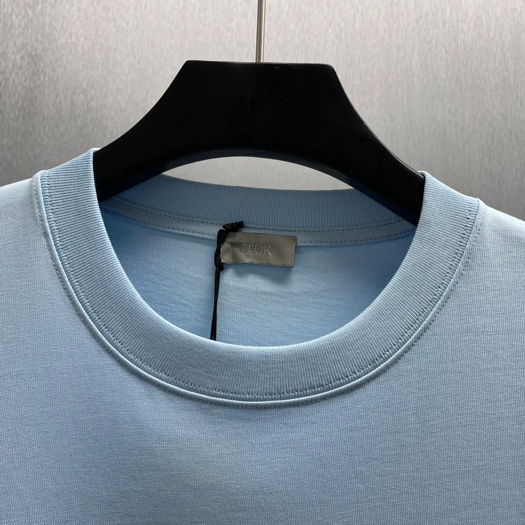 🅿️250 CD Floral Cat🐱Short Sleeve Size: S-XL This "shirt displays the logo from this season's DIOR AND HYLTON NEL joint series. It is carefully made of white cotton jersey fabric and has a classic silhouette with a ribbed crew neck and embroidery on the chest to enhance the style. Casual cut, can be paired with sports pants or jeans.