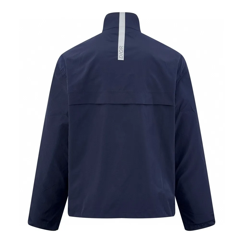 🅿️520 [Exclusive supply] CD Diamond logo printed stand-collar jacket. Original purchase and development of 15,500. The fabric is made of custom-made intelligent functional technical silk. It is light and tough, has a smooth drape, and is comfortable and close to the skin. With a touch of deep blue, it is calm and rich in connotation, setting a versatile tone. The Dior Diamond logo on the front is presented in a simple and exquisite form. It complements the eye-catching Dior logo on the back. When the light fades, Instantly shines brightly. The stand-up collar design subtly modifies the neck line, showing crispness and off-leashness. Dynamic elegance. It interprets a new realm of sports aesthetics with a pioneering attitude. Infrared positioning heat transfer technology. Infrared positioning CD Diamond is more precise. Processed using thermal transfer materials. Strong and durable. Long-lasting beauty. Template machine bag opening. Preset template to guide the position, shape and size of the bag opening. The accuracy ensures the quality of the bag opening effect. The fabrics are washed and have a better hand feel. Not easy to deform, not easy to shrink, not easy to fade, and maintain long-term beauty. Size:50-52-54-56