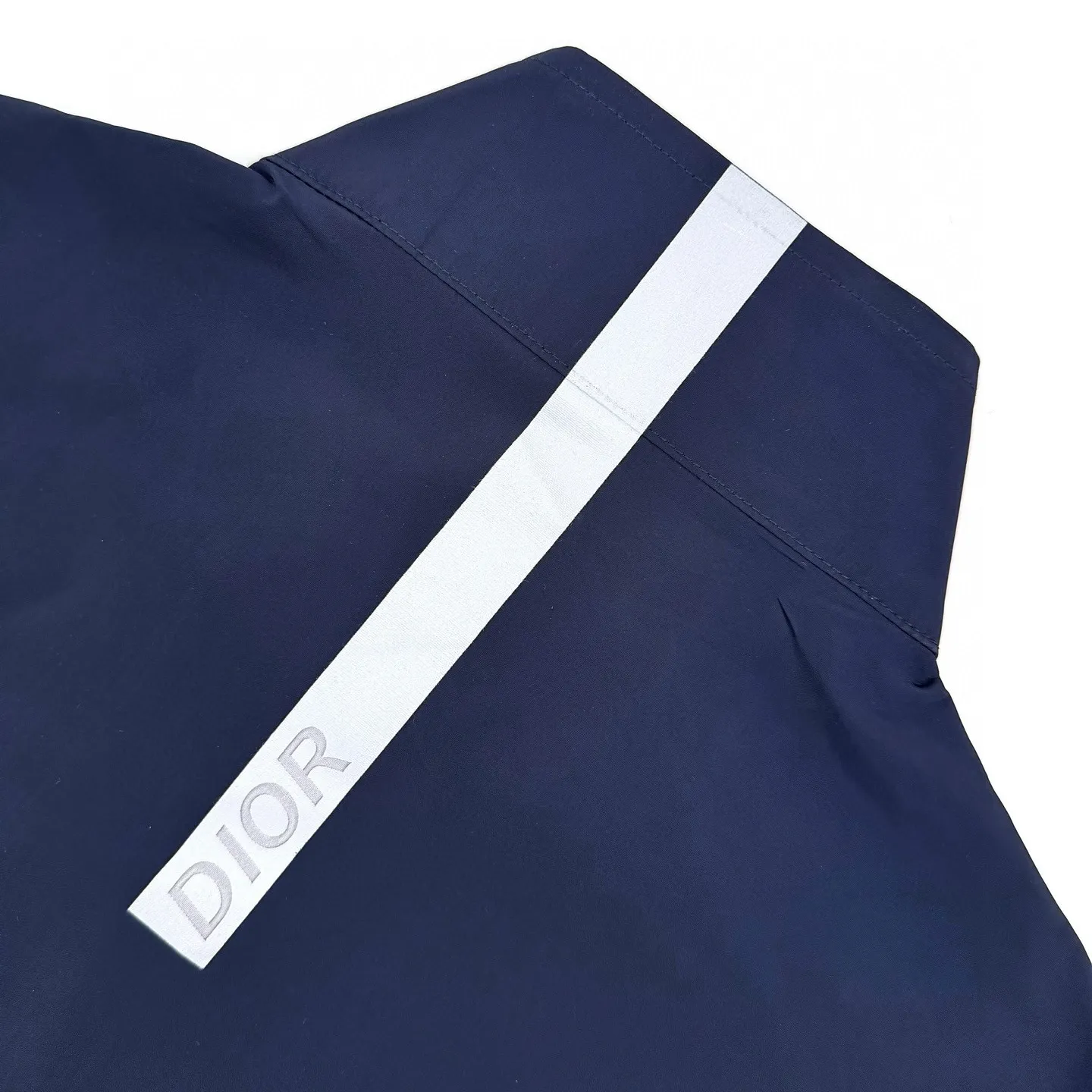 🅿️520 [Exclusive supply] CD Diamond logo printed stand-collar jacket. Original purchase and development of 15,500. The fabric is made of custom-made intelligent functional technical silk. It is light and tough, has a smooth drape, and is comfortable and close to the skin. With a touch of deep blue, it is calm and rich in connotation, setting a versatile tone. The Dior Diamond logo on the front is presented in a simple and exquisite form. It complements the eye-catching Dior logo on the back. When the light fades, Instantly shines brightly. The stand-up collar design subtly modifies the neck line, showing crispness and off-leashness. Dynamic elegance. It interprets a new realm of sports aesthetics with a pioneering attitude. Infrared positioning heat transfer technology. Infrared positioning CD Diamond is more precise. Processed using thermal transfer materials. Strong and durable. Long-lasting beauty. Template machine bag opening. Preset template to guide the position, shape and size of the bag opening. The accuracy ensures the quality of the bag opening effect. The fabrics are washed and have a better hand feel. Not easy to deform, not easy to shrink, not easy to fade, and maintain long-term beauty. Size:50-52-54-56