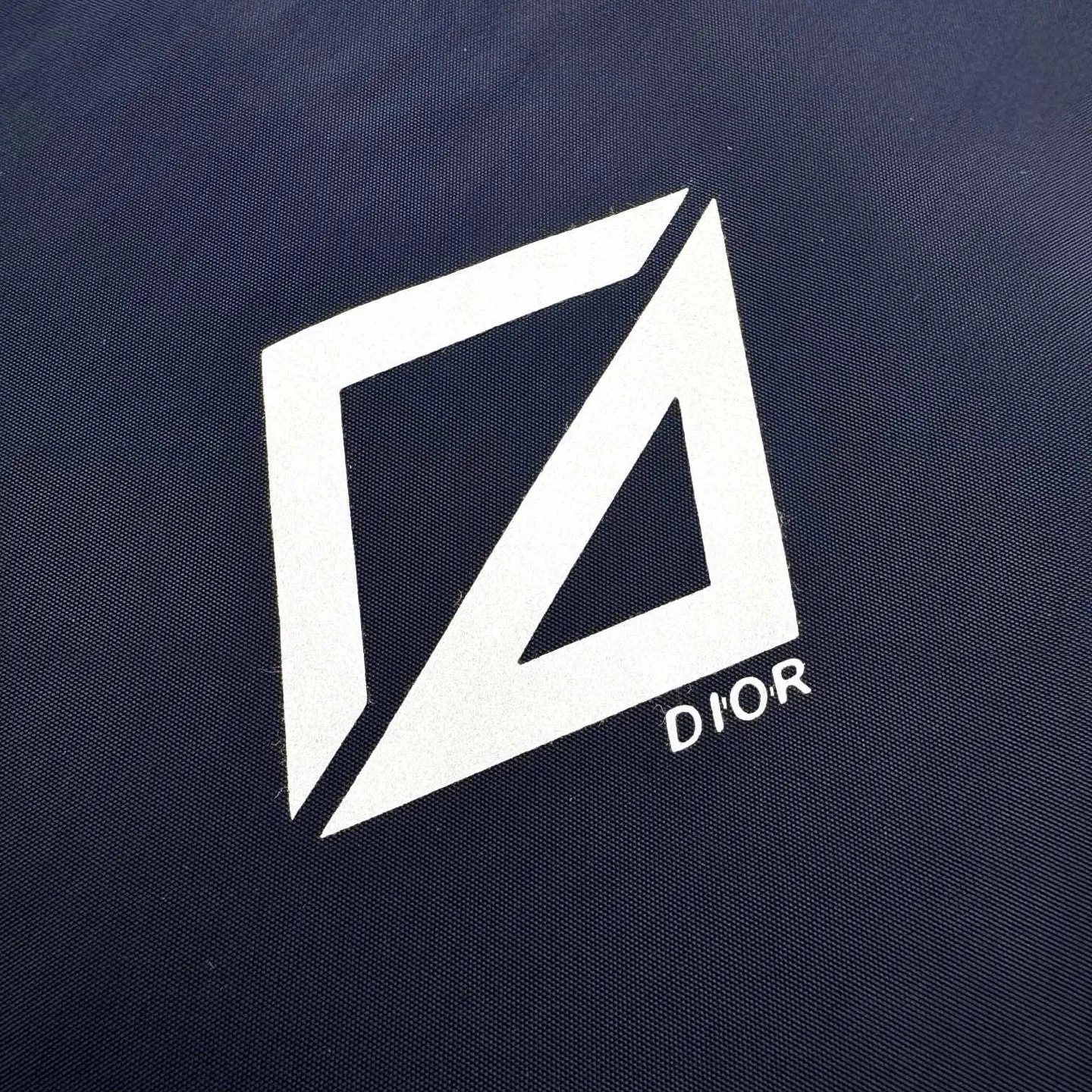 🅿️520 [Exclusive supply] CD Diamond logo printed stand-collar jacket. Original purchase and development of 15,500. The fabric is made of custom-made intelligent functional technical silk. It is light and tough, has a smooth drape, and is comfortable and close to the skin. With a touch of deep blue, it is calm and rich in connotation, setting a versatile tone. The Dior Diamond logo on the front is presented in a simple and exquisite form. It complements the eye-catching Dior logo on the back. When the light fades, Instantly shines brightly. The stand-up collar design subtly modifies the neck line, showing crispness and off-leashness. Dynamic elegance. It interprets a new realm of sports aesthetics with a pioneering attitude. Infrared positioning heat transfer technology. Infrared positioning CD Diamond is more precise. Processed using thermal transfer materials. Strong and durable. Long-lasting beauty. Template machine bag opening. Preset template to guide the position, shape and size of the bag opening. The accuracy ensures the quality of the bag opening effect. The fabrics are washed and have a better hand feel. Not easy to deform, not easy to shrink, not easy to fade, and maintain long-term beauty. Size:50-52-54-56