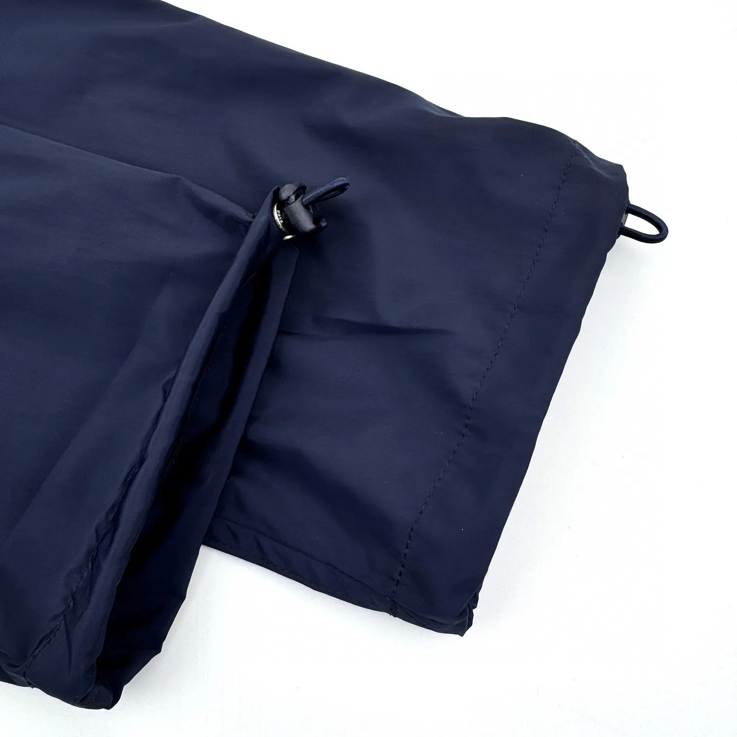 🅿️520 [Exclusive supply] CD Diamond logo printed stand-collar jacket. Original purchase and development of 15,500. The fabric is made of custom-made intelligent functional technical silk. It is light and tough, has a smooth drape, and is comfortable and close to the skin. With a touch of deep blue, it is calm and rich in connotation, setting a versatile tone. The Dior Diamond logo on the front is presented in a simple and exquisite form. It complements the eye-catching Dior logo on the back. When the light fades, Instantly shines brightly. The stand-up collar design subtly modifies the neck line, showing crispness and off-leashness. Dynamic elegance. It interprets a new realm of sports aesthetics with a pioneering attitude. Infrared positioning heat transfer technology. Infrared positioning CD Diamond is more precise. Processed using thermal transfer materials. Strong and durable. Long-lasting beauty. Template machine bag opening. Preset template to guide the position, shape and size of the bag opening. The accuracy ensures the quality of the bag opening effect. The fabrics are washed and have a better hand feel. Not easy to deform, not easy to shrink, not easy to fade, and maintain long-term beauty. Size:50-52-54-56