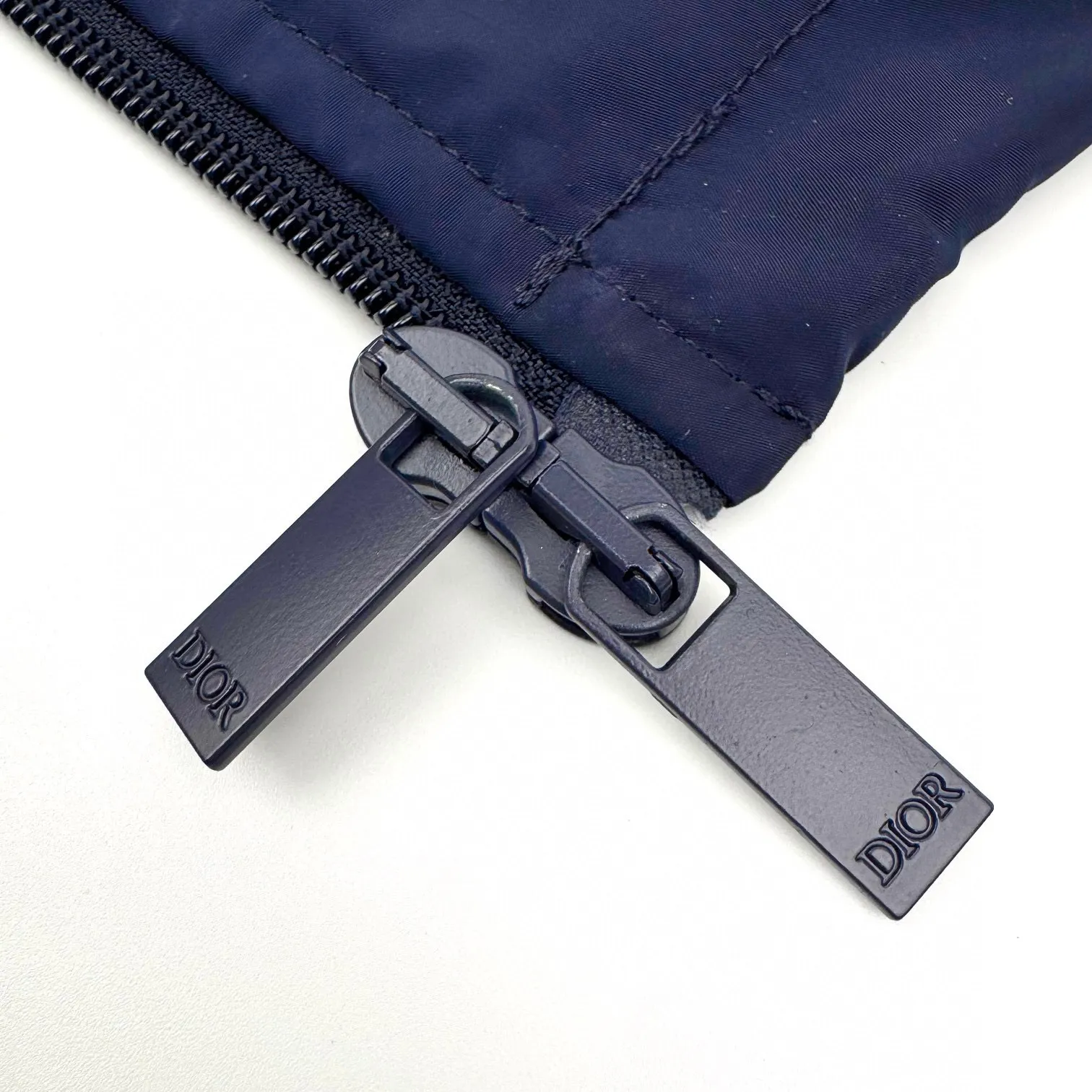 🅿️520 [Exclusive supply] CD Diamond logo printed stand-collar jacket. Original purchase and development of 15,500. The fabric is made of custom-made intelligent functional technical silk. It is light and tough, has a smooth drape, and is comfortable and close to the skin. With a touch of deep blue, it is calm and rich in connotation, setting a versatile tone. The Dior Diamond logo on the front is presented in a simple and exquisite form. It complements the eye-catching Dior logo on the back. When the light fades, Instantly shines brightly. The stand-up collar design subtly modifies the neck line, showing crispness and off-leashness. Dynamic elegance. It interprets a new realm of sports aesthetics with a pioneering attitude. Infrared positioning heat transfer technology. Infrared positioning CD Diamond is more precise. Processed using thermal transfer materials. Strong and durable. Long-lasting beauty. Template machine bag opening. Preset template to guide the position, shape and size of the bag opening. The accuracy ensures the quality of the bag opening effect. The fabrics are washed and have a better hand feel. Not easy to deform, not easy to shrink, not easy to fade, and maintain long-term beauty. Size:50-52-54-56