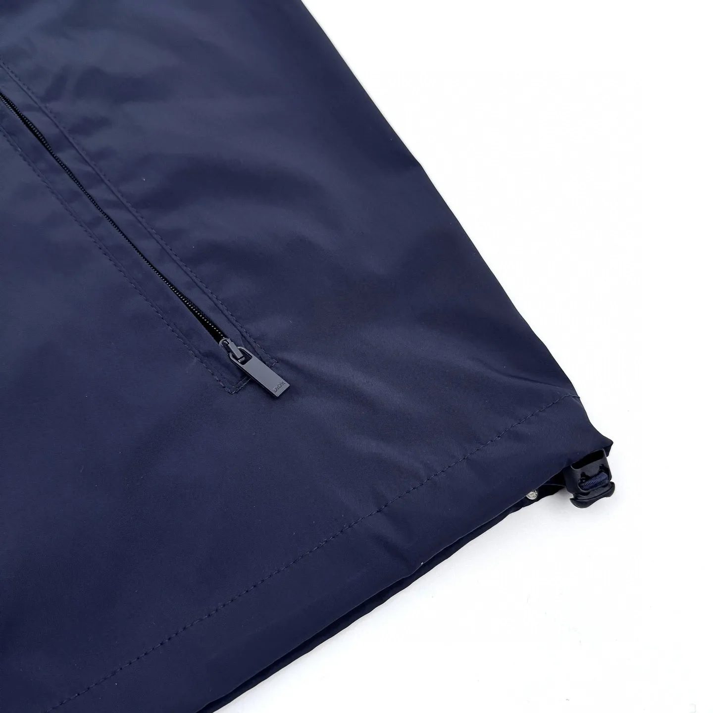 🅿️520 [Exclusive supply] CD Diamond logo printed stand-collar jacket. Original purchase and development of 15,500. The fabric is made of custom-made intelligent functional technical silk. It is light and tough, has a smooth drape, and is comfortable and close to the skin. With a touch of deep blue, it is calm and rich in connotation, setting a versatile tone. The Dior Diamond logo on the front is presented in a simple and exquisite form. It complements the eye-catching Dior logo on the back. When the light fades, Instantly shines brightly. The stand-up collar design subtly modifies the neck line, showing crispness and off-leashness. Dynamic elegance. It interprets a new realm of sports aesthetics with a pioneering attitude. Infrared positioning heat transfer technology. Infrared positioning CD Diamond is more precise. Processed using thermal transfer materials. Strong and durable. Long-lasting beauty. Template machine bag opening. Preset template to guide the position, shape and size of the bag opening. The accuracy ensures the quality of the bag opening effect. The fabrics are washed and have a better hand feel. Not easy to deform, not easy to shrink, not easy to fade, and maintain long-term beauty. Size:50-52-54-56