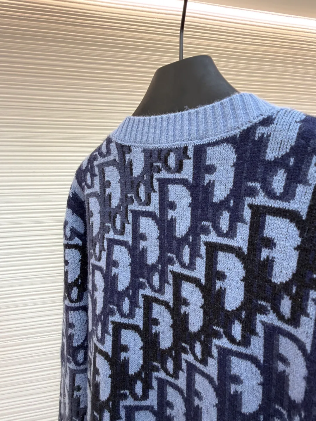 Dior Oblique pattern sweater ●Original version: Purchased and developed by 13246 ●Item number: 1681309-A95 ●Fabric: wool blended fabric ●Technology: knitting ●Color: blue gray + light blue ●Version: fitted version ●Weight: about 580 grams ●Size: XS-S-M-L ●Description: Dior Oblique pattern sweater, cashmere mixed with mulberry silk material, soft and warm, super comfortable to wear in autumn and winter! Classic Oblique lettering, monogram pattern, blue gray + light blue color, low-key and recognizable, round collar design, versatile and easy to use for daily commuting or leisure. Full of brand feel. It looks great with trousers or jeans. It is practical and stylish. It is a must-have item in the wardrobe! The overall line is straight and delicate, the fabric is comfortable and soft, and the color is consistent with no color difference. It can be matched with the same style to create a fashionable look and control various occasions. Customized accessories, complete with three standards, the same style for men and women!