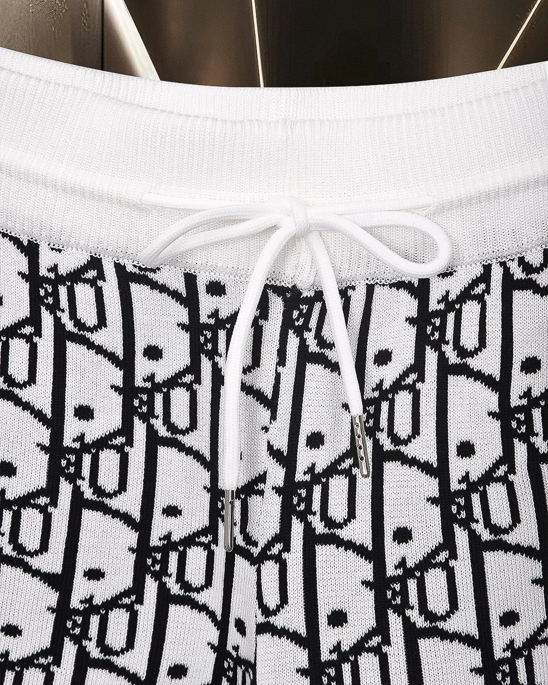 🅿️236 (shipped the next day) Dior/Dior CD classic jacquard barrage logo knitting technology, compact three-dimensional version, full flower stripe splicing Customized trouser cord hardware with strong texture, concave and convex three-dimensional sense, fashionable and casual 2025ss official website new original fabric Official same style Shorts customization Mesh sweater knitted fabric High-end version, counter customized fabric Highly breathable and comfortable, exquisitely crafted, with impeccable details, ✅customized logo-engraved buttons, complete with three labels. Brand element design concept reflects high quality. It feels delicate and soft! Presenting casual tailoring, the upper body shape is awesome🐍 Size: M-2XL