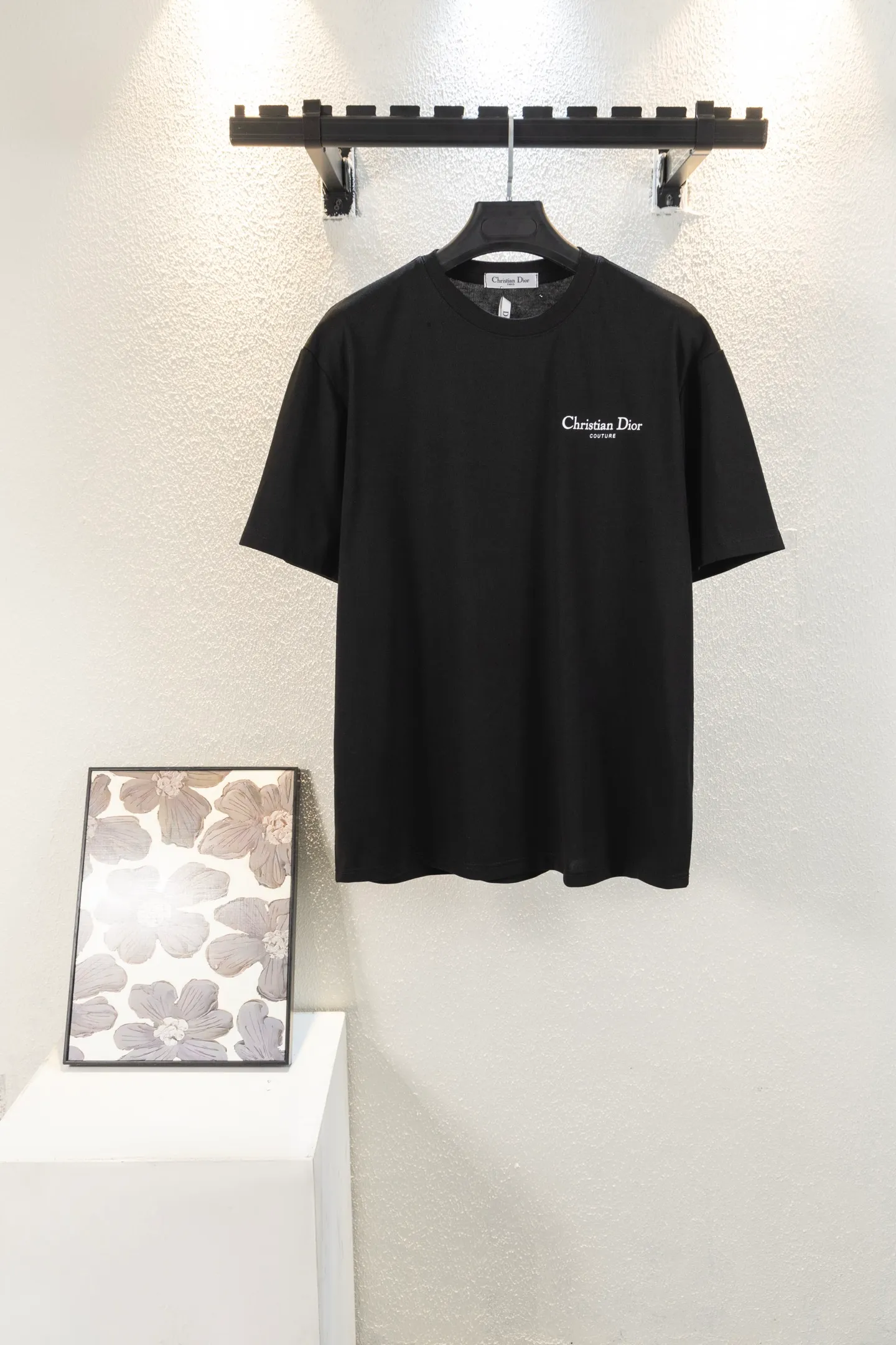 🅿️170 style number k8038 DIOR printed letters‼ ️Short-sleeved T-shirt® is the same as the official website *Customized 280g cotton fabric, soft, skin-friendly and comfortable *Laminated letter logo on the front *A very simple and elegant one that is unparalleled in terms of upper body comfort, interpreting your luxury and taste, and creating your fashionable style and charm. ⚠️Washing method: It is recommended to dry clean or wrap the reverse side in a laundry bag and machine wash it quickly in cold water and let it dry naturally! ⚠️Same style for men and women 𝐂𝐎𝐋𝐎𝐔𝐑: white black 𝐒𝐈𝐙𝐄 XS S M L
