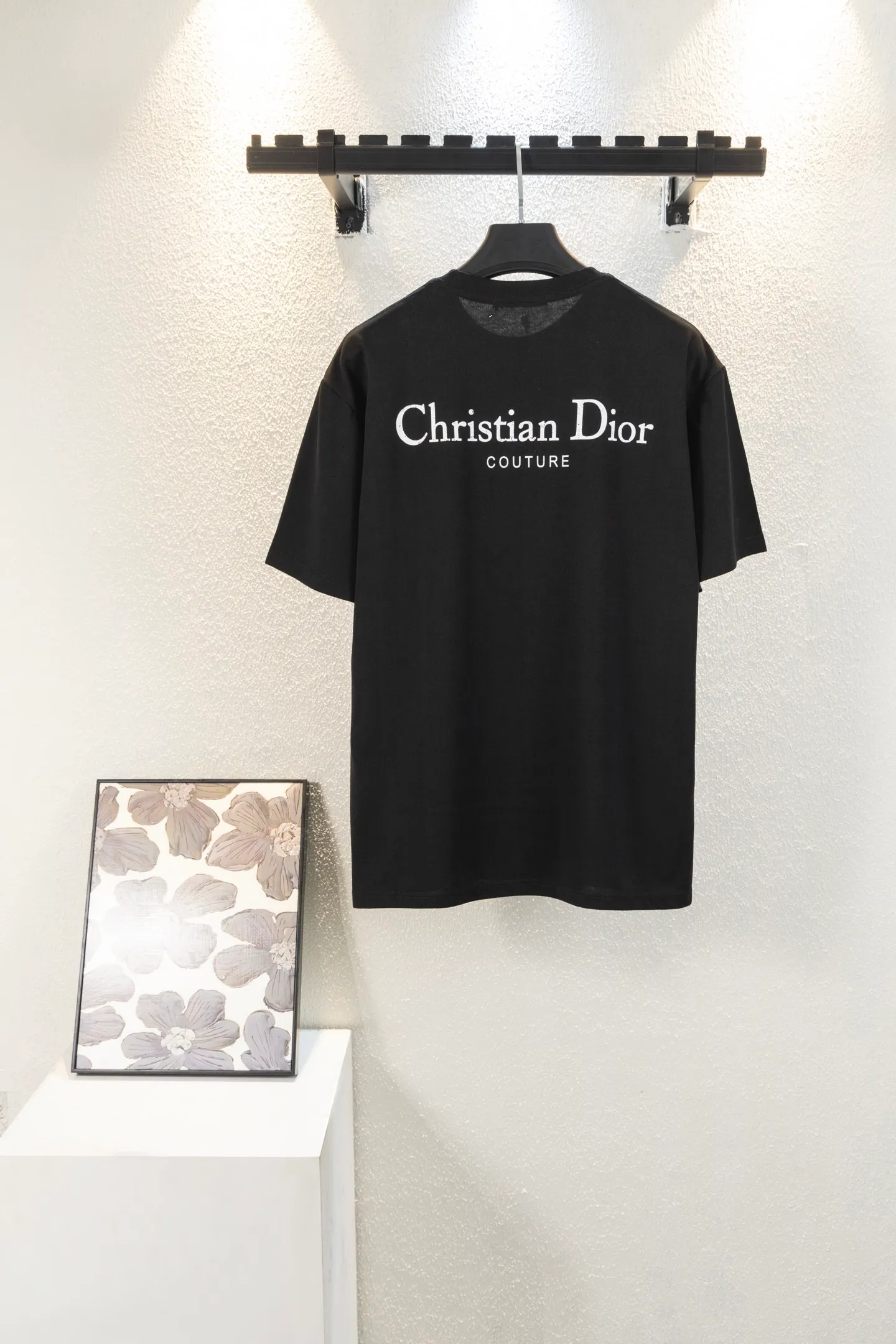 🅿️170 style number k8038 DIOR printed letters‼ ️Short-sleeved T-shirt® is the same as the official website *Customized 280g cotton fabric, soft, skin-friendly and comfortable *Laminated letter logo on the front *A very simple and elegant one that is unparalleled in terms of upper body comfort, interpreting your luxury and taste, and creating your fashionable style and charm. ⚠️Washing method: It is recommended to dry clean or wrap the reverse side in a laundry bag and machine wash it quickly in cold water and let it dry naturally! ⚠️Same style for men and women 𝐂𝐎𝐋𝐎𝐔𝐑: white black 𝐒𝐈𝐙𝐄 XS S M L