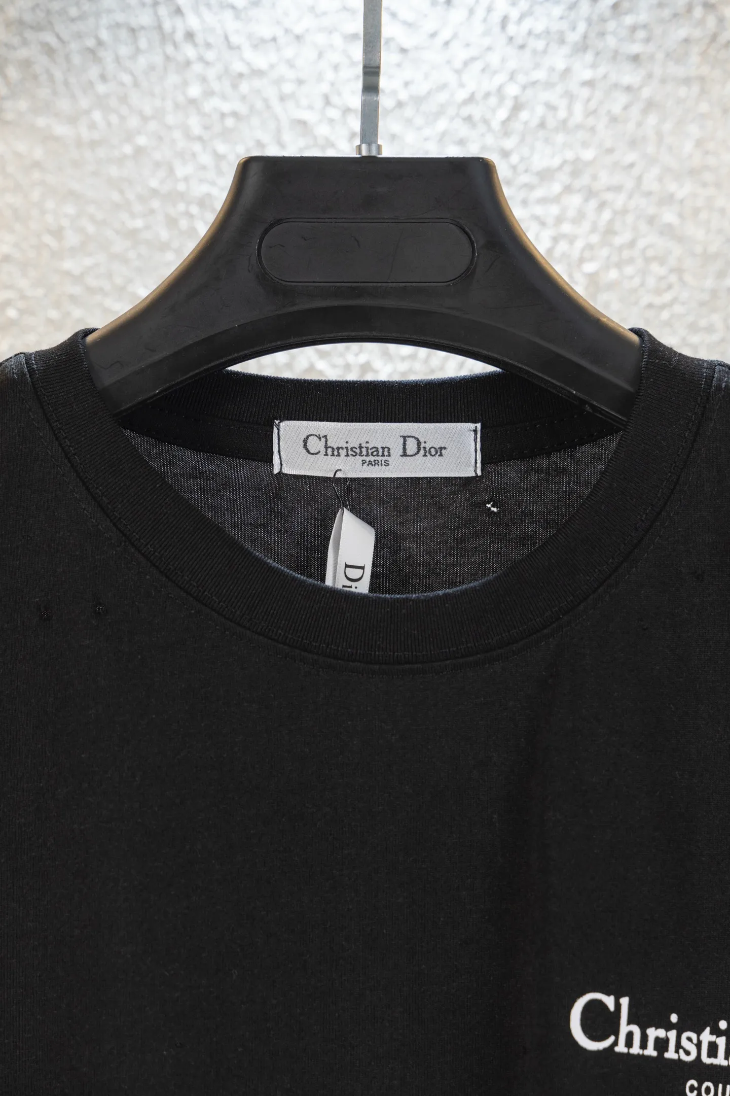 🅿️170 style number k8038 DIOR printed letters‼ ️Short-sleeved T-shirt® is the same as the official website *Customized 280g cotton fabric, soft, skin-friendly and comfortable *Laminated letter logo on the front *A very simple and elegant one that is unparalleled in terms of upper body comfort, interpreting your luxury and taste, and creating your fashionable style and charm. ⚠️Washing method: It is recommended to dry clean or wrap the reverse side in a laundry bag and machine wash it quickly in cold water and let it dry naturally! ⚠️Same style for men and women 𝐂𝐎𝐋𝐎𝐔𝐑: white black 𝐒𝐈𝐙𝐄 XS S M L