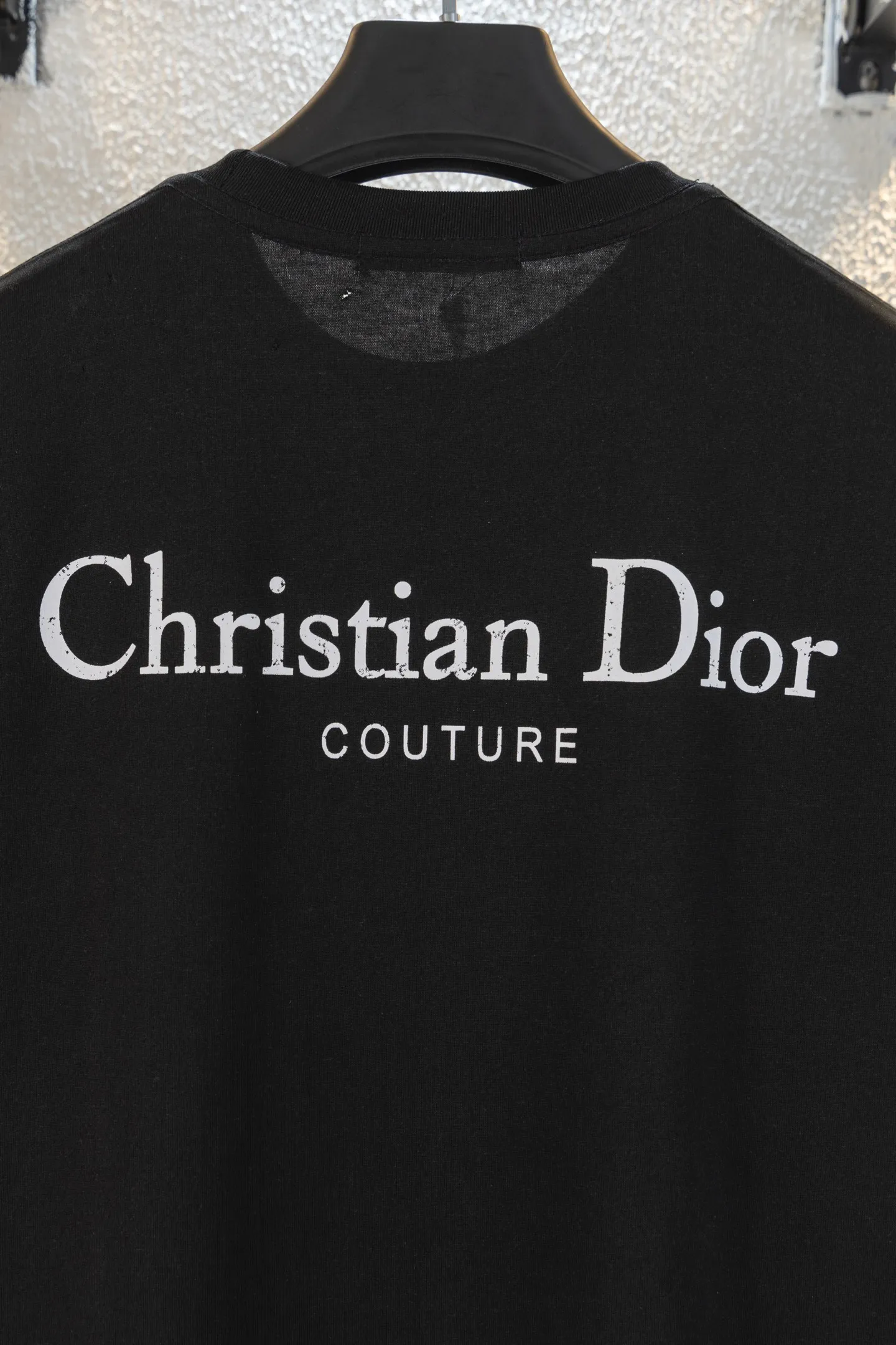 🅿️170 style number k8038 DIOR printed letters‼ ️Short-sleeved T-shirt® is the same as the official website *Customized 280g cotton fabric, soft, skin-friendly and comfortable *Laminated letter logo on the front *A very simple and elegant one that is unparalleled in terms of upper body comfort, interpreting your luxury and taste, and creating your fashionable style and charm. ⚠️Washing method: It is recommended to dry clean or wrap the reverse side in a laundry bag and machine wash it quickly in cold water and let it dry naturally! ⚠️Same style for men and women 𝐂𝐎𝐋𝐎𝐔𝐑: white black 𝐒𝐈𝐙𝐄 XS S M L