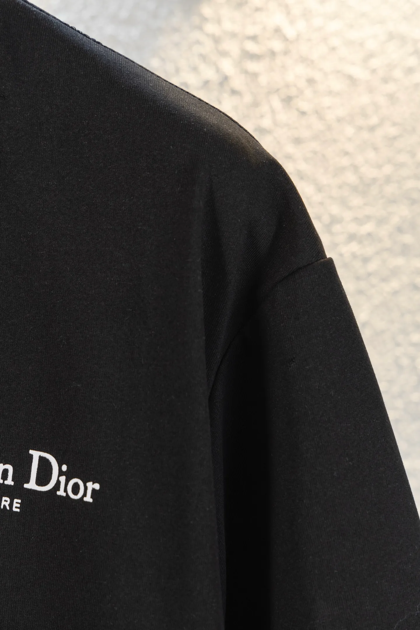 🅿️170 style number k8038 DIOR printed letters‼ ️Short-sleeved T-shirt® is the same as the official website *Customized 280g cotton fabric, soft, skin-friendly and comfortable *Laminated letter logo on the front *A very simple and elegant one that is unparalleled in terms of upper body comfort, interpreting your luxury and taste, and creating your fashionable style and charm. ⚠️Washing method: It is recommended to dry clean or wrap the reverse side in a laundry bag and machine wash it quickly in cold water and let it dry naturally! ⚠️Same style for men and women 𝐂𝐎𝐋𝐎𝐔𝐑: white black 𝐒𝐈𝐙𝐄 XS S M L