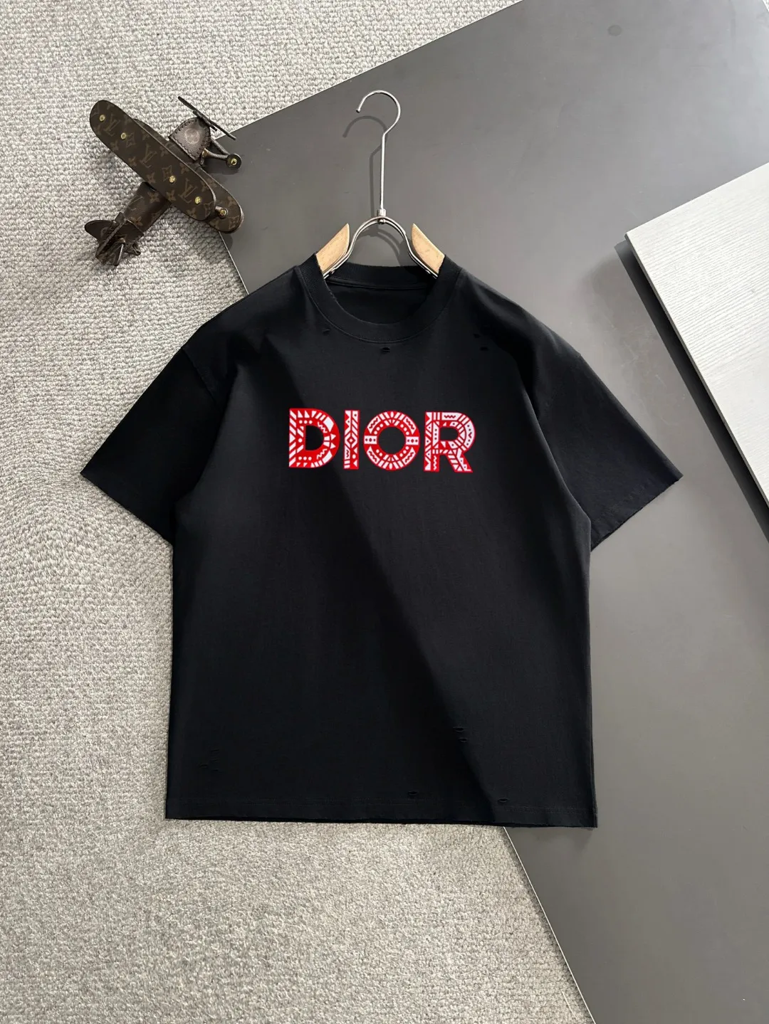 🅿️270 Shipped next day PDior 2025 summer new style (top quality, differentiated currency) The launch of short-sleeved double-yarn pure cotton fabric Spring and summer catwalk style Personalized and exclusive style Same style for men and women Made of imported custom dyed fabric Back neck chain bottom full shoulder-covering No deformation or shrinkage when exposed to water SIZE: M to 3XL