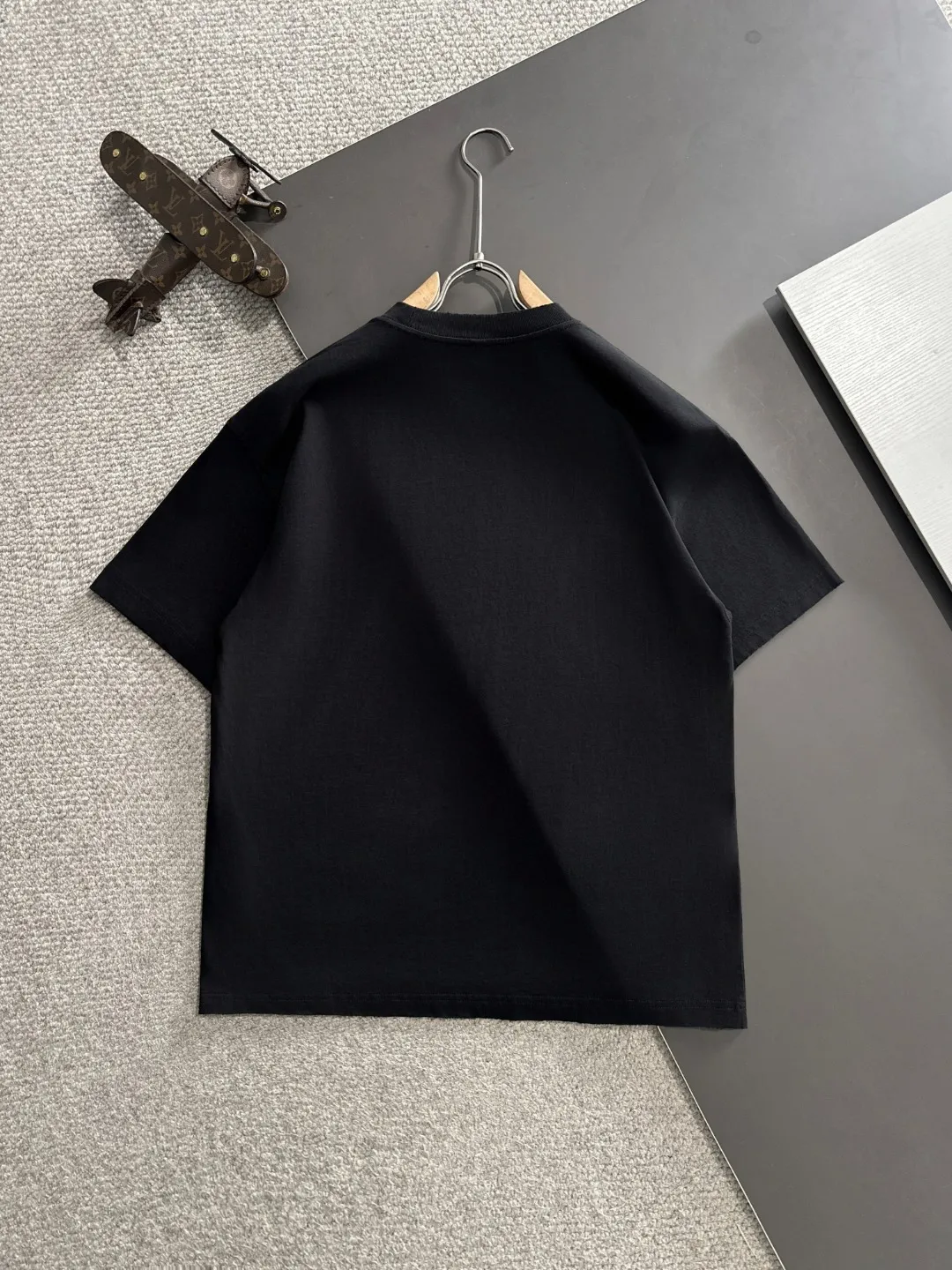 🅿️270 Shipped next day PDior 2025 summer new style (top quality, differentiated currency) The launch of short-sleeved double-yarn pure cotton fabric Spring and summer catwalk style Personalized and exclusive style Same style for men and women Made of imported custom dyed fabric Back neck chain bottom full shoulder-covering No deformation or shrinkage when exposed to water SIZE: M to 3XL