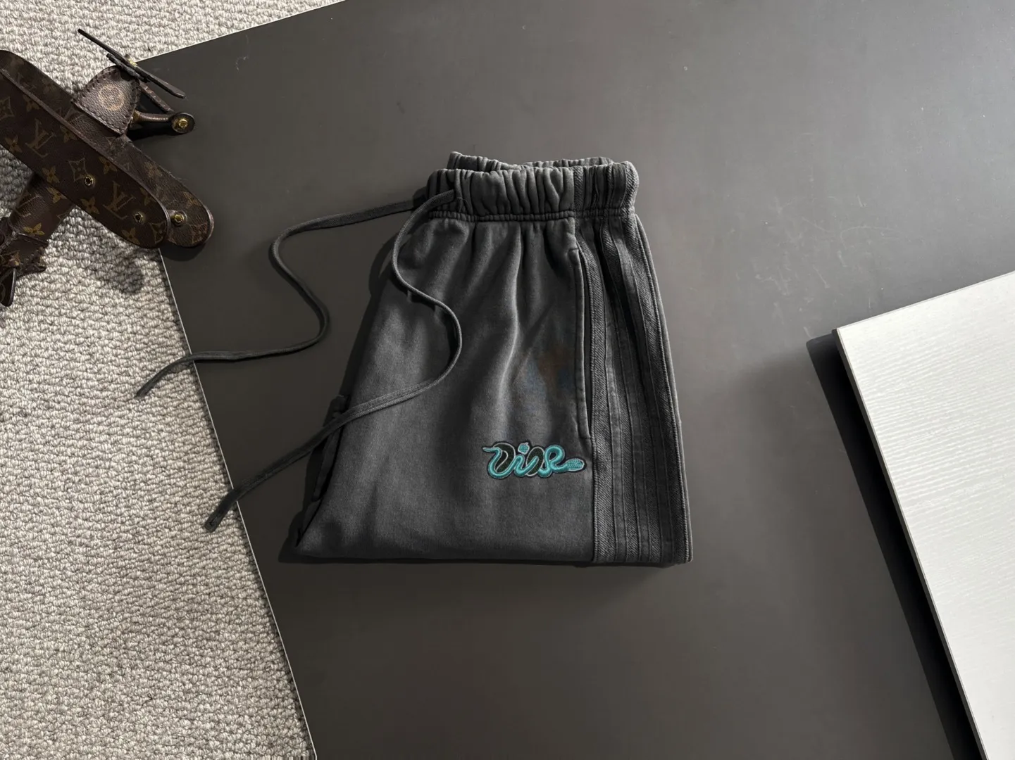🅿️330 shipped next day, high quality DIOR/Dior 2025 spring and summer new casual solid color loose shorts with elastic band, two needle stitches at the hem of the trousers, fine and firm stitching, custom-made fabrics at the counter with high breathability and comfort, impeccable details, brand element design concept, reflecting high quality. It feels delicate and soft! It presents a casual cut and the upper body shape is great! Size: S-XXL