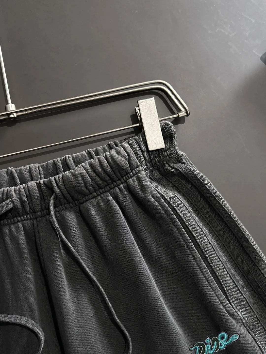 🅿️330 shipped next day, high quality DIOR/Dior 2025 spring and summer new casual solid color loose shorts with elastic band, two needle stitches at the hem of the trousers, fine and firm stitching, custom-made fabrics at the counter with high breathability and comfort, impeccable details, brand element design concept, reflecting high quality. It feels delicate and soft! It presents a casual cut and the upper body shape is great! Size: S-XXL