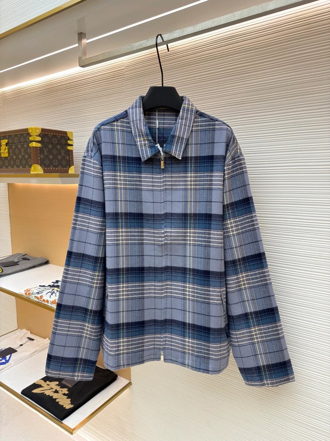 Dior long-sleeved plaid zipper shirt ●Original version: purchased and developed by 12036 ●Item number: 1681958-B60 ●Fabric: jacquard plaid fabric ●Technology: made on positioning cutting machine ●Color: blue ●Version: fitted version ●Weight: about 540 grams ●Size: 48-50-52-54 ●Description: This DIOR long-sleeved plaid zipper shirt is made of custom plaid fabric and is precisely cut using positioning cutting technology to ensure that each plaid splicing is aligned without deviation and presents a regular visual effect. The body adopts a zipper closure design, with classic lapels and hidden side pockets, taking into account both functionality and simple style. The sizes cover sizes 48-54, and the length, bust and other dimensions are gradient to adapt to different body shapes, and the measurement error is controlled within 1-3CM. The texture of the fabric is delicate and crisp. It is recommended to hand wash and maintain it to preserve the fabric pattern and plaid color. The overall craftsmanship takes into account both high-end texture and daily wearability. The overall wiring is straight and delicate, the fabric is comfortable and soft, and the color is consistent without color difference. It can be matched with the same style to create a fashionable look and control various occasions. Customized accessories, complete with three standards, same style for men and women!