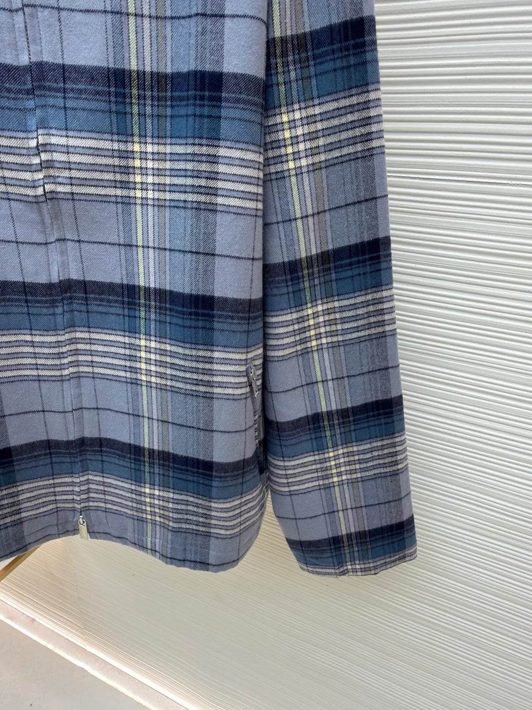 Dior long-sleeved plaid zipper shirt ●Original version: purchased and developed by 12036 ●Item number: 1681958-B60 ●Fabric: jacquard plaid fabric ●Technology: made on positioning cutting machine ●Color: blue ●Version: fitted version ●Weight: about 540 grams ●Size: 48-50-52-54 ●Description: This DIOR long-sleeved plaid zipper shirt is made of custom plaid fabric and is precisely cut using positioning cutting technology to ensure that each plaid splicing is aligned without deviation and presents a regular visual effect. The body adopts a zipper closure design, with classic lapels and hidden side pockets, taking into account both functionality and simple style. The sizes cover sizes 48-54, and the length, bust and other dimensions are gradient to adapt to different body shapes, and the measurement error is controlled within 1-3CM. The texture of the fabric is delicate and crisp. It is recommended to hand wash and maintain it to preserve the fabric pattern and plaid color. The overall craftsmanship takes into account both high-end texture and daily wearability. The overall wiring is straight and delicate, the fabric is comfortable and soft, and the color is consistent without color difference. It can be matched with the same style to create a fashionable look and control various occasions. Customized accessories, complete with three standards, same style for men and women!