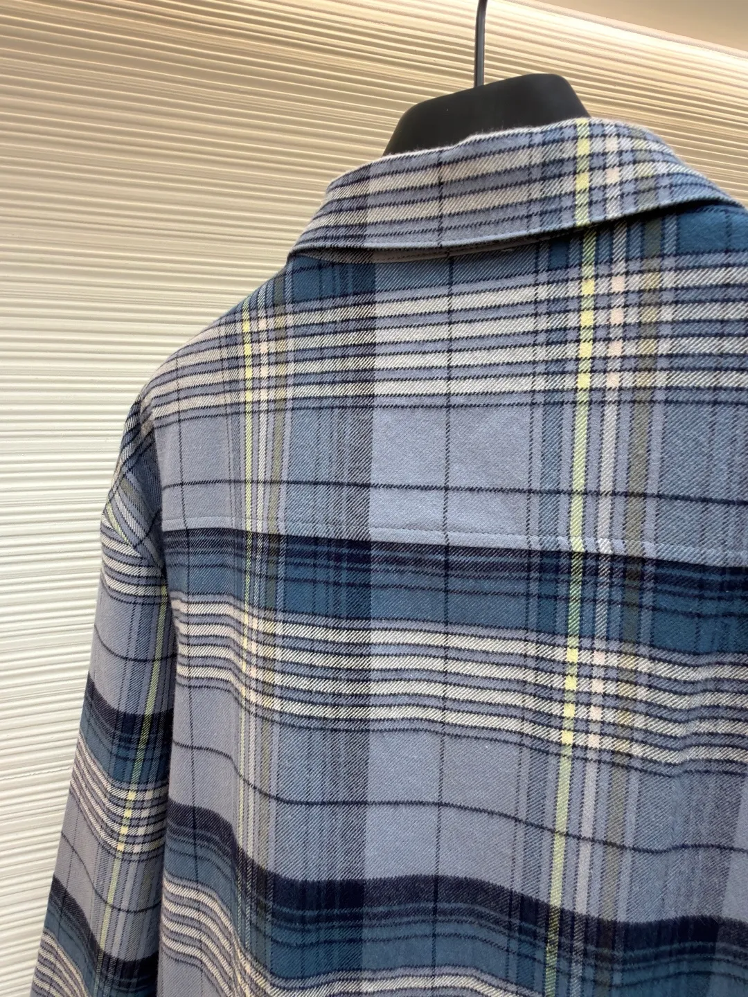 Dior long-sleeved plaid zipper shirt ●Original version: purchased and developed by 12036 ●Item number: 1681958-B60 ●Fabric: jacquard plaid fabric ●Technology: made on positioning cutting machine ●Color: blue ●Version: fitted version ●Weight: about 540 grams ●Size: 48-50-52-54 ●Description: This DIOR long-sleeved plaid zipper shirt is made of custom plaid fabric and is precisely cut using positioning cutting technology to ensure that each plaid splicing is aligned without deviation and presents a regular visual effect. The body adopts a zipper closure design, with classic lapels and hidden side pockets, taking into account both functionality and simple style. The sizes cover sizes 48-54, and the length, bust and other dimensions are gradient to adapt to different body shapes, and the measurement error is controlled within 1-3CM. The texture of the fabric is delicate and crisp. It is recommended to hand wash and maintain it to preserve the fabric pattern and plaid color. The overall craftsmanship takes into account both high-end texture and daily wearability. The overall wiring is straight and delicate, the fabric is comfortable and soft, and the color is consistent without color difference. It can be matched with the same style to create a fashionable look and control various occasions. Customized accessories, complete with three standards, same style for men and women!