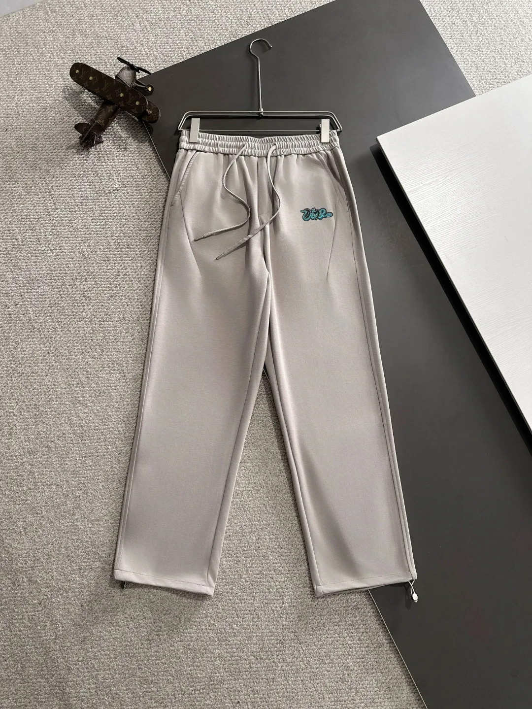 🅿️400 next day shipping Dior 2025 spring and summer new elastic band casual pants, thin counter custom fabrics, high breathability and comfort, impeccable details, brand element design concept, reflecting high quality. It feels delicate and soft! It presents a casual cut and the upper body shape is great! Size: M-4XL