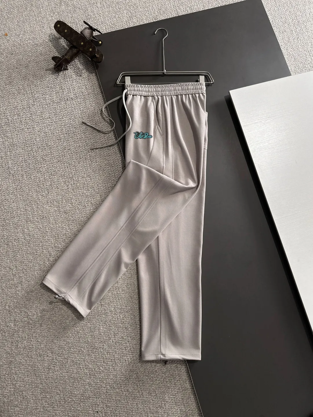 🅿️400 next day shipping Dior 2025 spring and summer new elastic band casual pants, thin counter custom fabrics, high breathability and comfort, impeccable details, brand element design concept, reflecting high quality. It feels delicate and soft! It presents a casual cut and the upper body shape is great! Size: M-4XL
