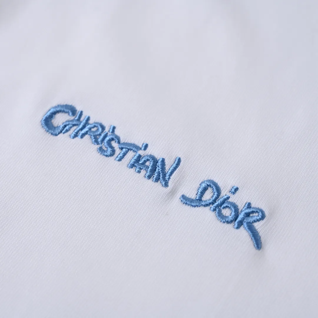 🅿️330 (higher version) DIOR CD cursive embroidered letter short-sleeved T-shirt. The original version is 7400, purchased from Taikoo Hui. The original version is customized with 270g cotton fabric, haze blue, apricot dyeing, and the thread dyeing is the same as the original version. The imported machine embroidery process makes the letter logo show a delicate and exquisite effect, enhancing the decorative effect. Use an embroidery machine to embroider the designed letter logo onto the patch. Color: black, haze blue, apricot, white, floral gray Size: S-L