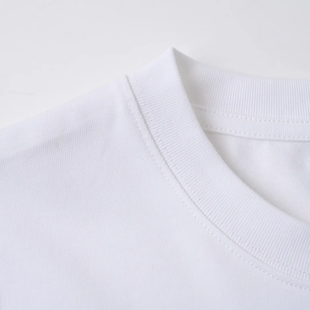 🅿️330 (higher version) DIOR CD cursive embroidered letter short-sleeved T-shirt. The original version is 7400, purchased from Taikoo Hui. The original version is customized with 270g cotton fabric, haze blue, apricot dyeing, and the thread dyeing is the same as the original version. The imported machine embroidery process makes the letter logo show a delicate and exquisite effect, enhancing the decorative effect. Use an embroidery machine to embroider the designed letter logo onto the patch. Color: black, haze blue, apricot, white, floral gray Size: S-L