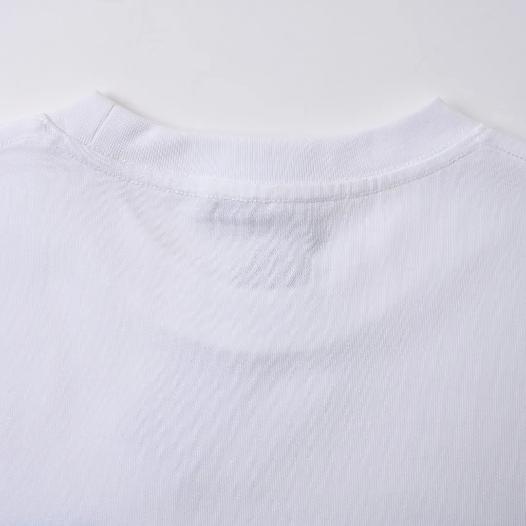 🅿️330 (higher version) DIOR CD cursive embroidered letter short-sleeved T-shirt. The original version is 7400, purchased from Taikoo Hui. The original version is customized with 270g cotton fabric, haze blue, apricot dyeing, and the thread dyeing is the same as the original version. The imported machine embroidery process makes the letter logo show a delicate and exquisite effect, enhancing the decorative effect. Use an embroidery machine to embroider the designed letter logo onto the patch. Color: black, haze blue, apricot, white, floral gray Size: S-L