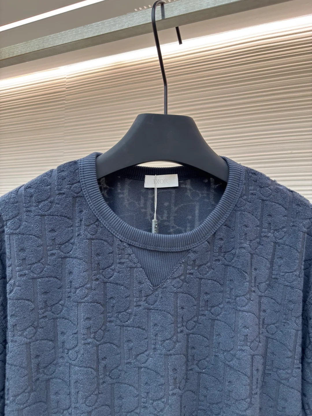 DIOR all-printed terry short sleeves ●Authentic product: Purchased and developed for 6600 ●Item number: 1680267-A05 ●Fabric: pure cotton fabric ●Technology: positioning cutting ●Version: fitted version ●Weight: about 345g ●Size: S-M-L-XL ●Description: Custom-woven and custom-dyed pure cotton 100% jacquard material Oblique presbyopic pattern fabric Weight 300G Positioning pattern Positioning tailoring Each piece is in the same position Jacquard cotton towel material has dark patterns and a heavy hand feel. The overall routing is straight and delicate, the fabric is comfortable and soft, and the color is consistent without color difference. It can be matched with the same style to create a fashionable look and control various occasions. Customized accessories, complete with three standards, same style for men and women!