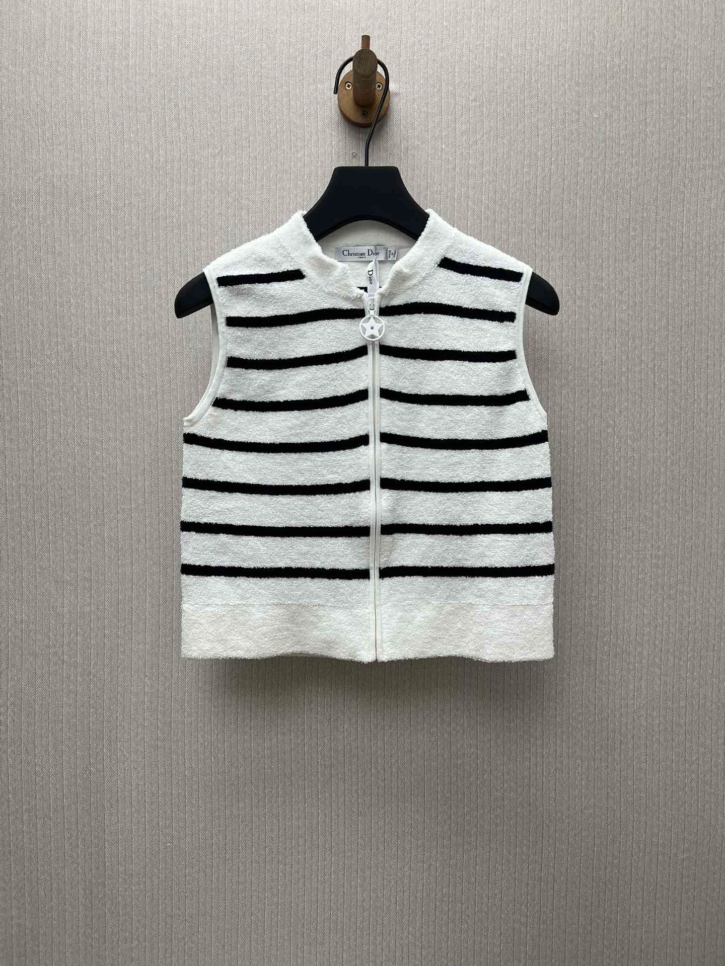 🅿️500 Dior 25ss new Dioriviera zipper vest. This zipper vest comes from the Dioriviera limited series and is decorated with white and navy blue D-Stripes patterns. Crafted from cotton-blend terry jersey in a short fit, it's trimmed with ribbed trim and features the Christian Dior signature on the back. Pair with the matching shorts for a sophisticated Dioriviera look. Size: S.M.L.