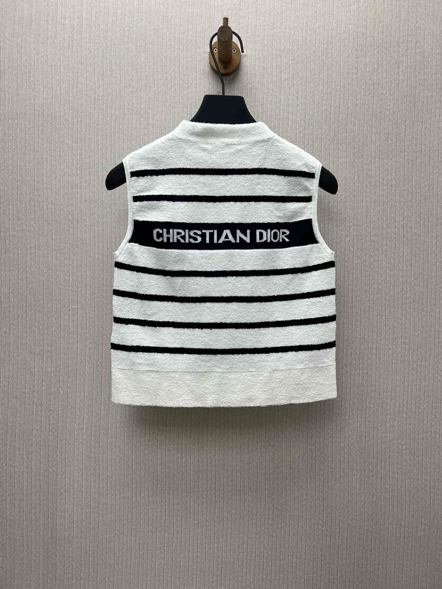 🅿️500 Dior 25ss new Dioriviera zipper vest. This zipper vest comes from the Dioriviera limited series and is decorated with white and navy blue D-Stripes patterns. Crafted from cotton-blend terry jersey in a short fit, it's trimmed with ribbed trim and features the Christian Dior signature on the back. Pair with the matching shorts for a sophisticated Dioriviera look. Size: S.M.L.