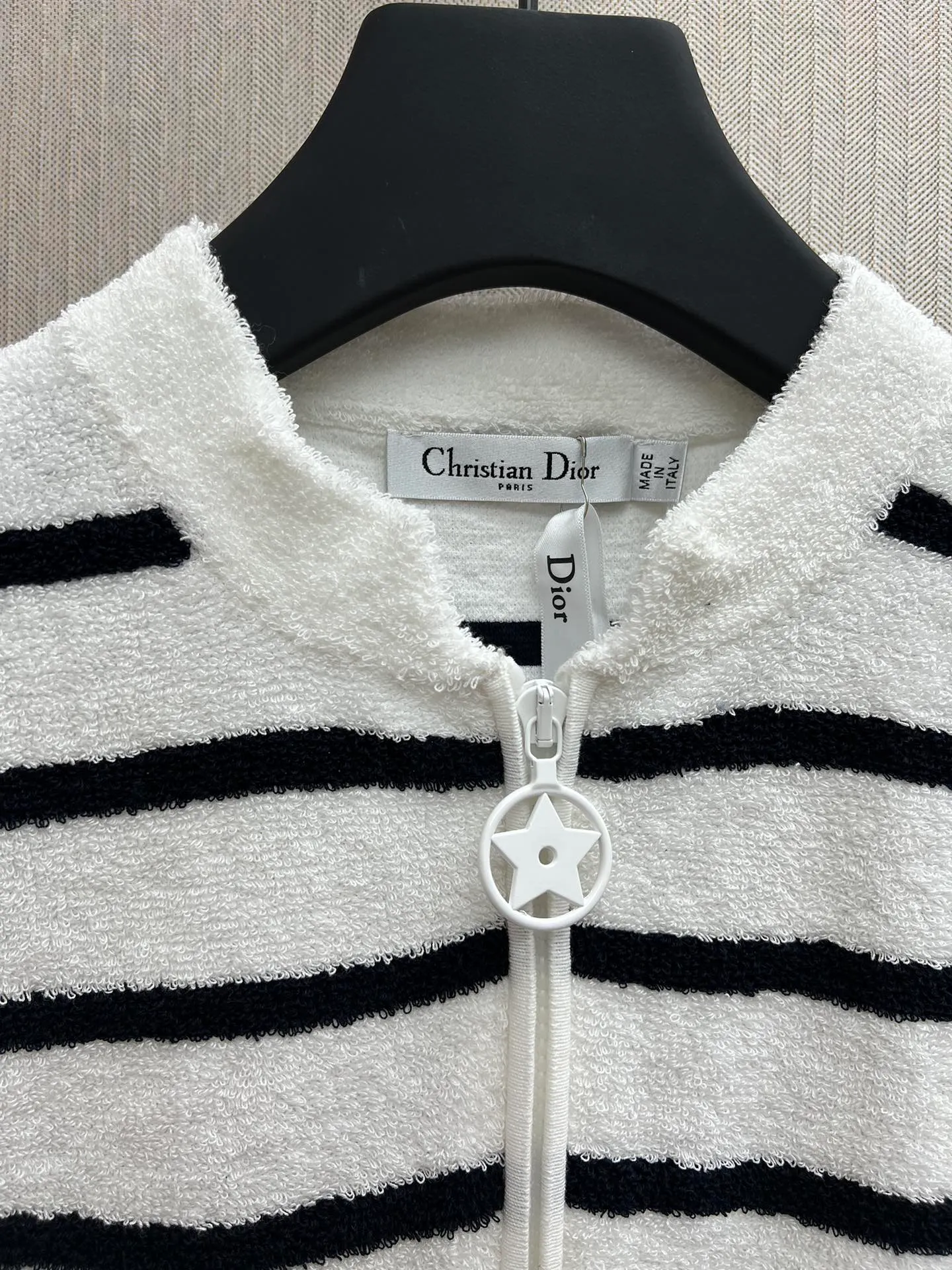 🅿️500 Dior 25ss new Dioriviera zipper vest. This zipper vest comes from the Dioriviera limited series and is decorated with white and navy blue D-Stripes patterns. Crafted from cotton-blend terry jersey in a short fit, it's trimmed with ribbed trim and features the Christian Dior signature on the back. Pair with the matching shorts for a sophisticated Dioriviera look. Size: S.M.L.