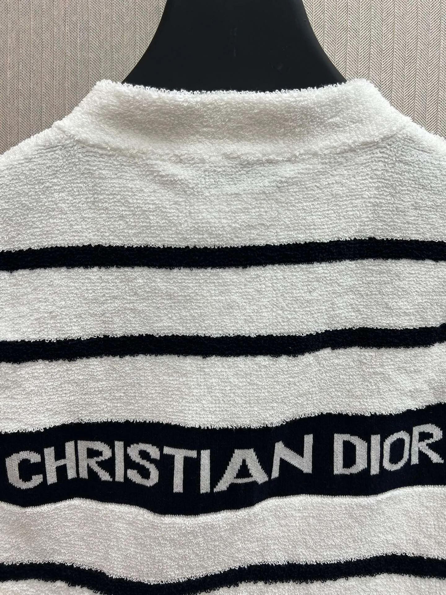 🅿️500 Dior 25ss new Dioriviera zipper vest. This zipper vest comes from the Dioriviera limited series and is decorated with white and navy blue D-Stripes patterns. Crafted from cotton-blend terry jersey in a short fit, it's trimmed with ribbed trim and features the Christian Dior signature on the back. Pair with the matching shorts for a sophisticated Dioriviera look. Size: S.M.L.