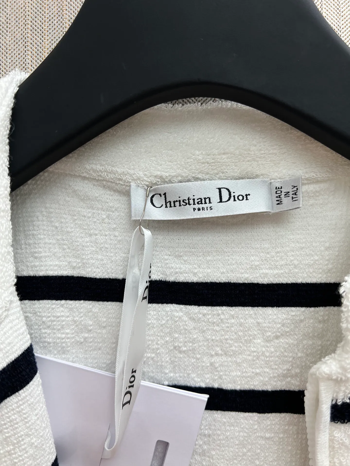 🅿️500 Dior 25ss new Dioriviera zipper vest. This zipper vest comes from the Dioriviera limited series and is decorated with white and navy blue D-Stripes patterns. Crafted from cotton-blend terry jersey in a short fit, it's trimmed with ribbed trim and features the Christian Dior signature on the back. Pair with the matching shorts for a sophisticated Dioriviera look. Size: S.M.L.