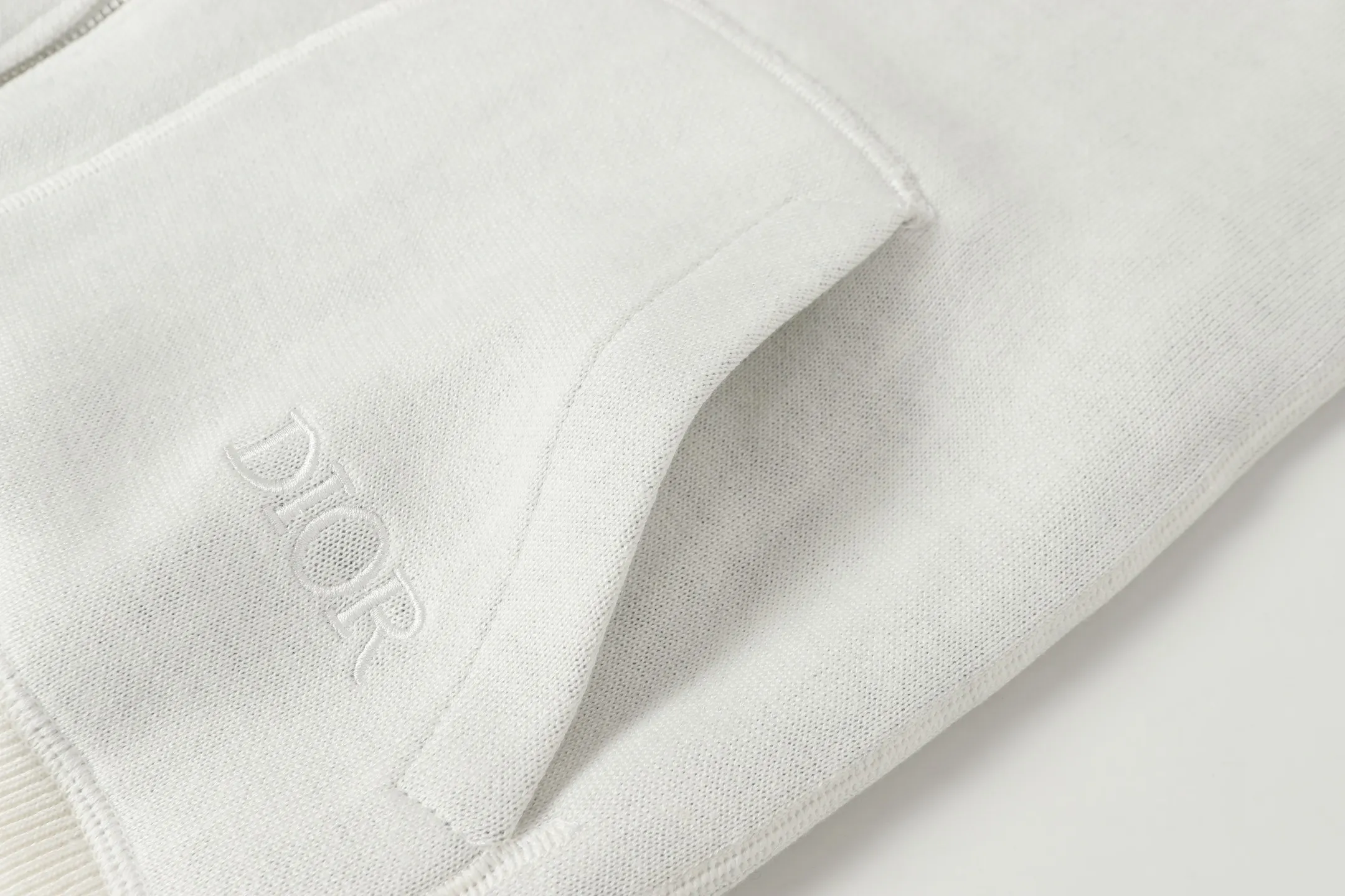🅿️630 DIOR/Dior double-sided jacquard cashmere knitted hood. The original version was purchased for 22,337 and developed. The fabric is made of cashmere blended knitted fabric, which is soft and comfortable. It features a zip closure at the front and subtle ribbed trimming at the cuffs and hem. Reversible, the unlined cut ensures a lightweight fit and the slim fit creates an elegant silhouette. The entire piece has exquisite craftsmanship, double-sided knitting technology enables reversible wear, and ribbed edges enhance the three-dimensional effect. Dry cleaning and maintenance are recommended to maintain the delicate texture of cashmere fabrics. This piece is both casual and fashionable, and can be easily matched with all kinds of clothing, showing the brand's exquisite craftsmanship and classic aesthetics. Color: White Size: S M L