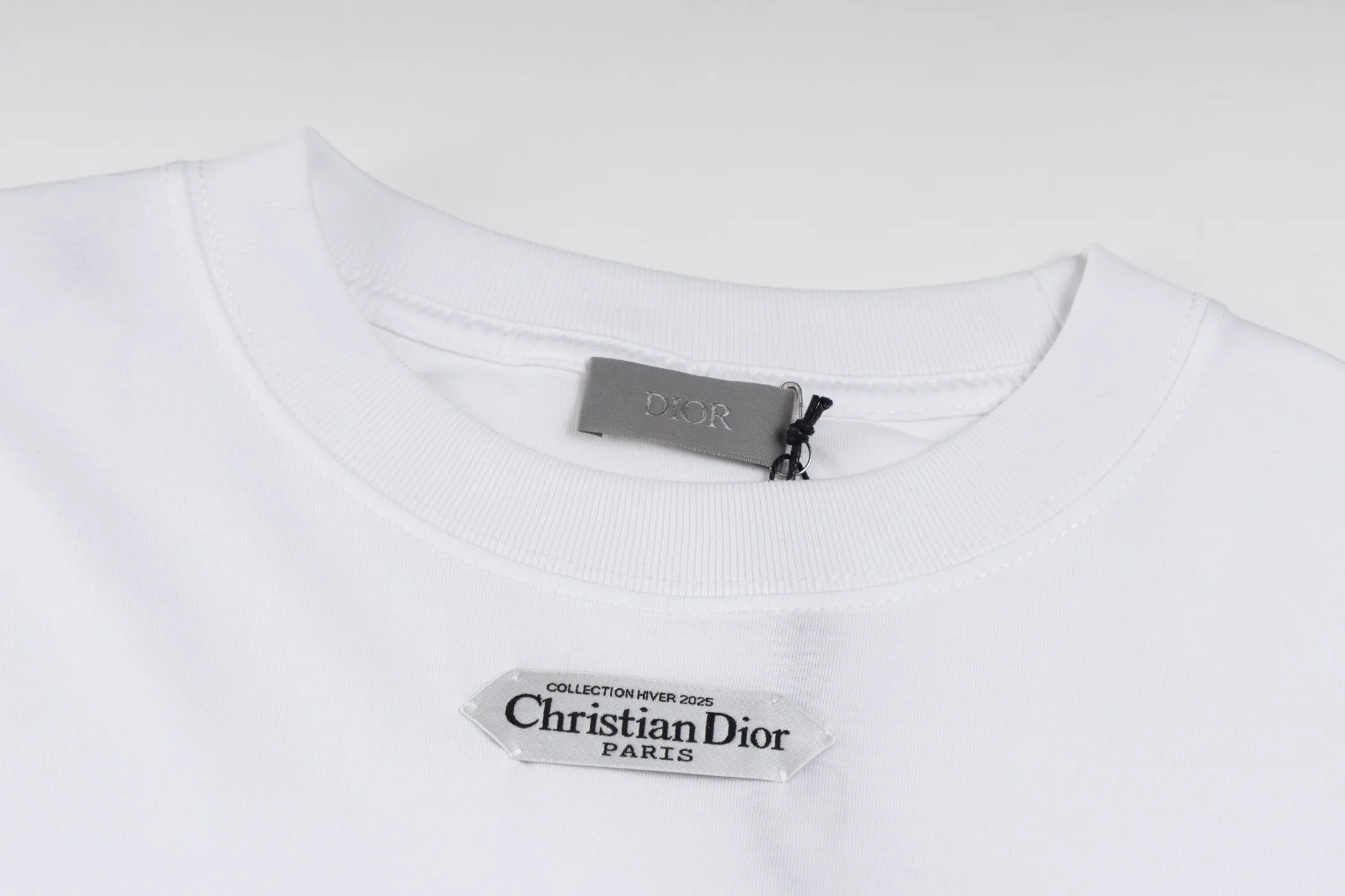 🅿️300 [Exclusive supply] CD 25FW simple label long sleeve (white) The fabric is made of 24S 185g special woven compact cotton fabric, and the rib is made of 32S 300g double yarn rib. This T-shirt is new to the 2025 winter men's collection. It is decorated with a CD Paris logo label inspired by the spirit of haute couture to enhance the style and pay tribute to the extraordinary craftsmanship of the workshop. Crafted from black cotton jersey with a ribbed crew neck and cuffs, it can be worn with track pants for a casual look. It is woven with 24-count special compact cotton yarn. The weaving process requires high standards and requires the use of advanced looms and high-quality raw materials. Specially woven compact cotton has many advantages, such as softness and comfort, good breathability, strong wrinkle resistance, good durability, etc.; it has a tighter, softer and more delicate texture and feel. The brand label on the chest is embellished as the brand's signature detail and is woven using double-sided jacquard technology; black threads are embedded in the white base, or micro-letters are formed through the density of the yarn. The edge of the label is processed by laser cutting, and there are no defects such as yarn leakage and yarn leakage. Size:XS/S/M/L