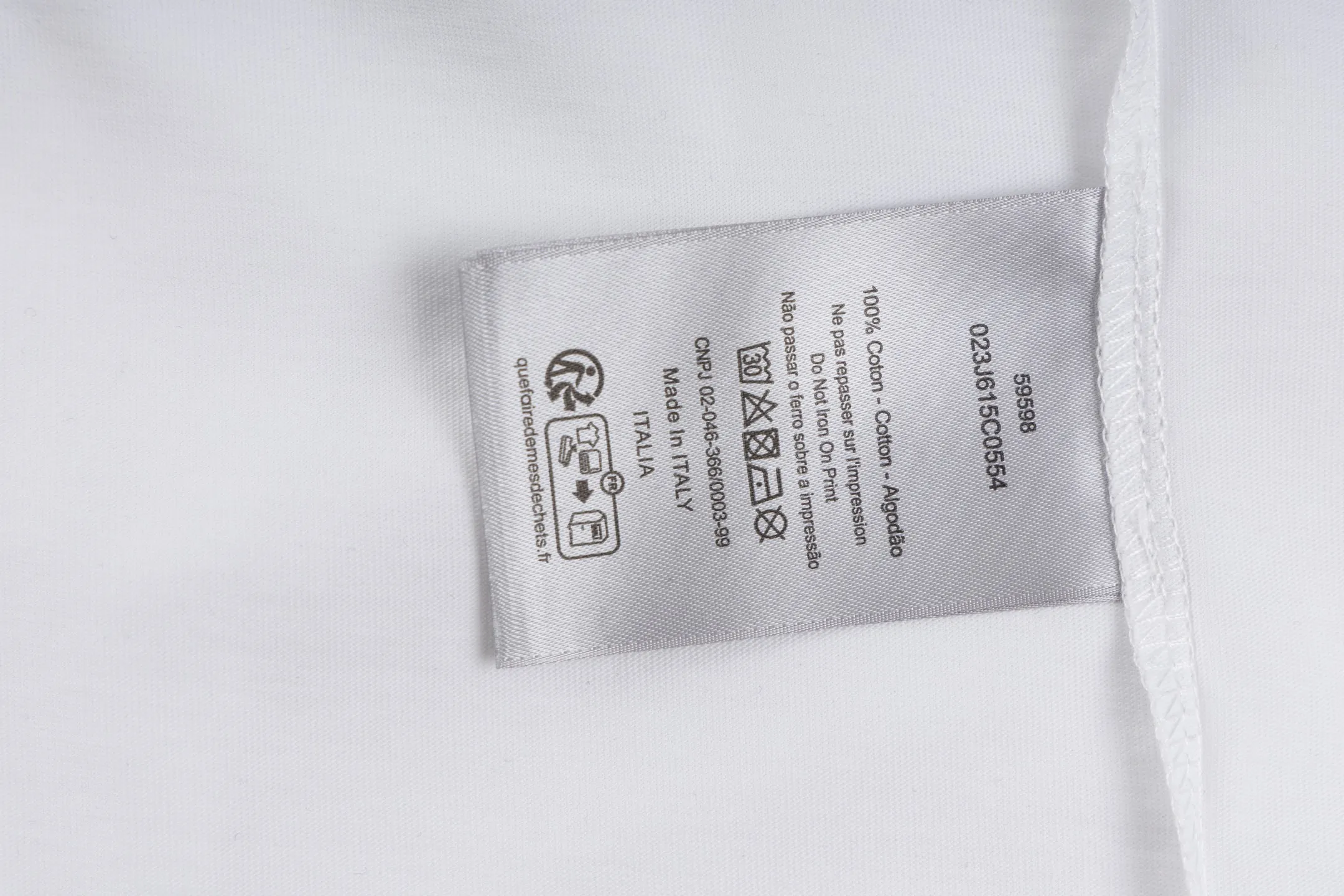 🅿️300 [Exclusive supply] CD 25FW simple label long sleeve (white) The fabric is made of 24S 185g special woven compact cotton fabric, and the rib is made of 32S 300g double yarn rib. This T-shirt is new to the 2025 winter men's collection. It is decorated with a CD Paris logo label inspired by the spirit of haute couture to enhance the style and pay tribute to the extraordinary craftsmanship of the workshop. Crafted from black cotton jersey with a ribbed crew neck and cuffs, it can be worn with track pants for a casual look. It is woven with 24-count special compact cotton yarn. The weaving process requires high standards and requires the use of advanced looms and high-quality raw materials. Specially woven compact cotton has many advantages, such as softness and comfort, good breathability, strong wrinkle resistance, good durability, etc.; it has a tighter, softer and more delicate texture and feel. The brand label on the chest is embellished as the brand's signature detail and is woven using double-sided jacquard technology; black threads are embedded in the white base, or micro-letters are formed through the density of the yarn. The edge of the label is processed by laser cutting, and there are no defects such as yarn leakage and yarn leakage. Size:XS/S/M/L