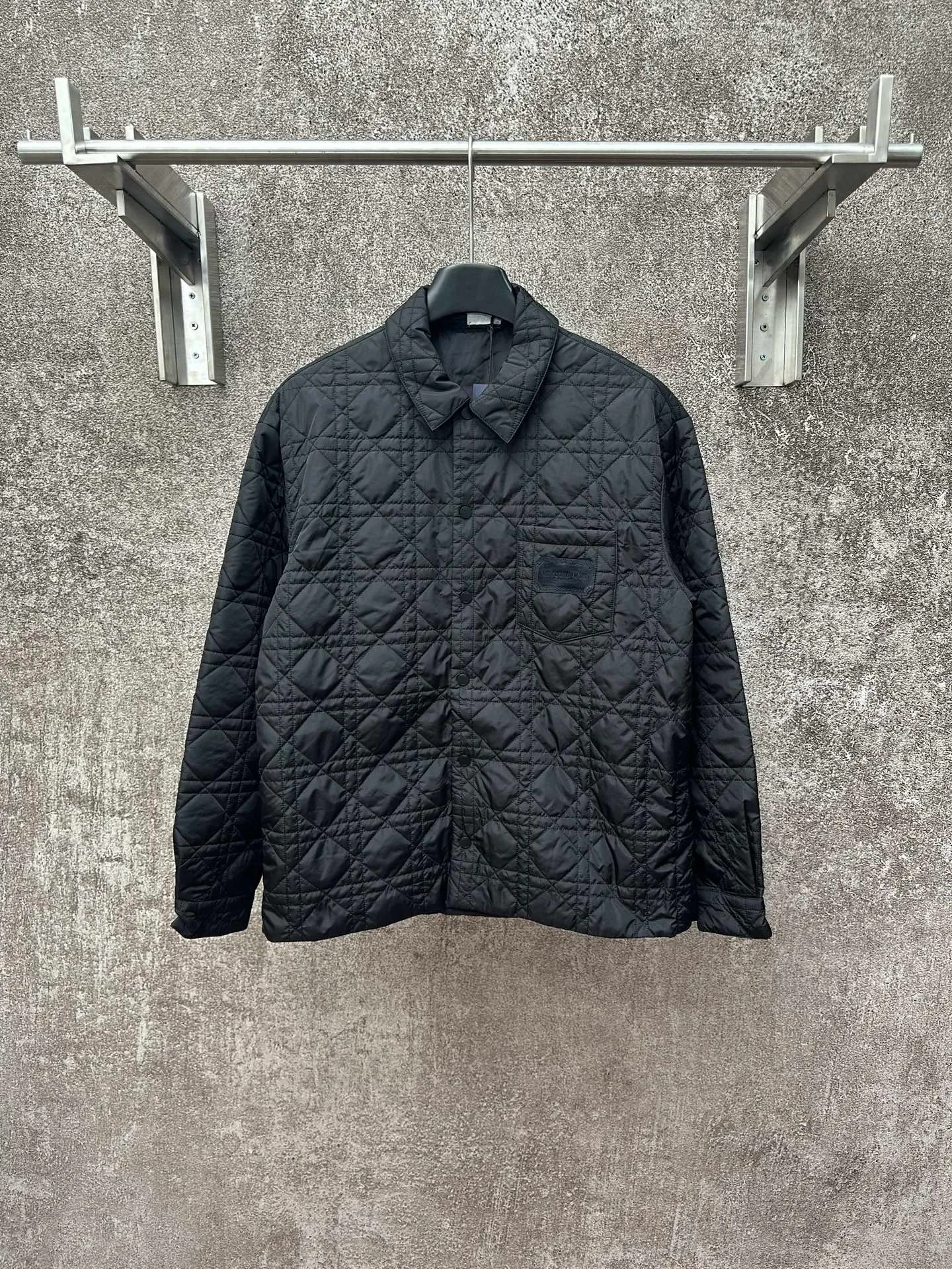 🅿️550 Dior 25ss new jacket shirt reinterprets the classic design and highlights modern style. Crafted from black technical fabric for a sleek silhouette, it's finished with a classic tonal quilted cannage pattern throughout. The chest patch pocket is decorated with +Christian+Dior+Couture+ embroidery, and the side slits are designed with snap buttons and can be worn open or buttoned. Blending traditional and modern styles, pair it with jeans or shorts for a sophisticated, stylish look.  Size: S M L XL
