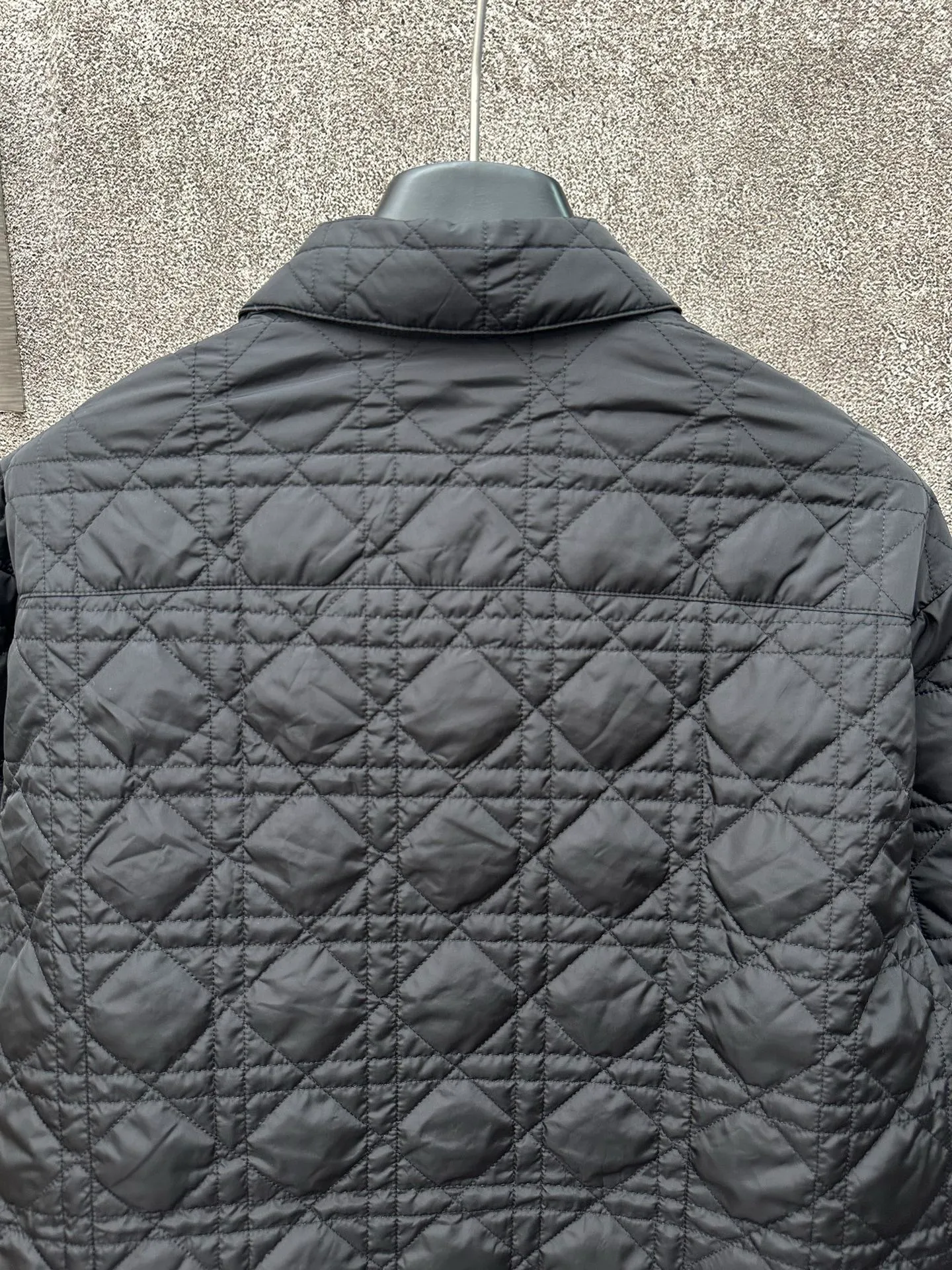 🅿️550 Dior 25ss new jacket shirt reinterprets the classic design and highlights modern style. Crafted from black technical fabric for a sleek silhouette, it's finished with a classic tonal quilted cannage pattern throughout. The chest patch pocket is decorated with +Christian+Dior+Couture+ embroidery, and the side slits are designed with snap buttons and can be worn open or buttoned. Blending traditional and modern styles, pair it with jeans or shorts for a sophisticated, stylish look.  Size: S M L XL