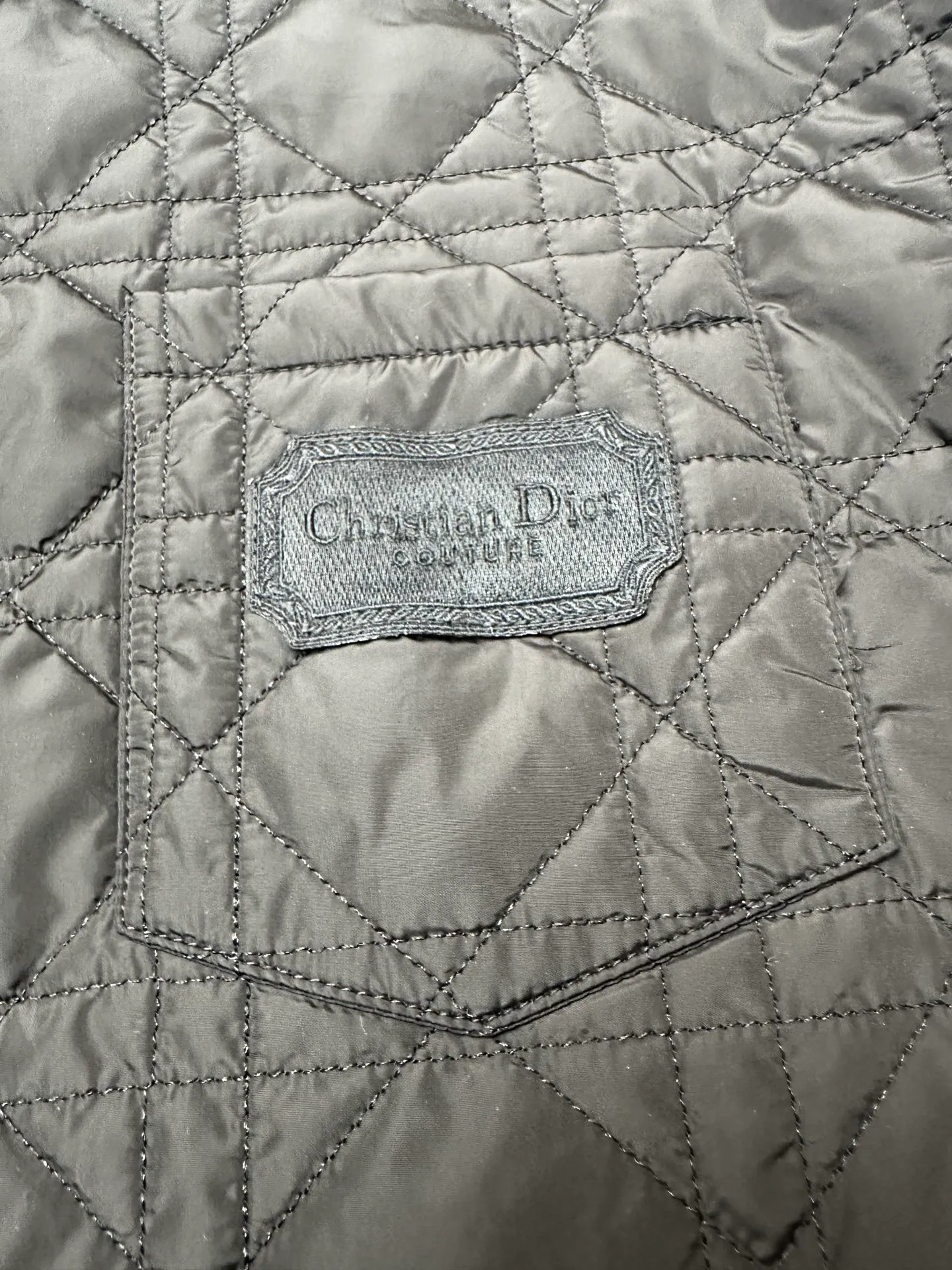 🅿️550 Dior 25ss new jacket shirt reinterprets the classic design and highlights modern style. Crafted from black technical fabric for a sleek silhouette, it's finished with a classic tonal quilted cannage pattern throughout. The chest patch pocket is decorated with +Christian+Dior+Couture+ embroidery, and the side slits are designed with snap buttons and can be worn open or buttoned. Blending traditional and modern styles, pair it with jeans or shorts for a sophisticated, stylish look.  Size: S M L XL