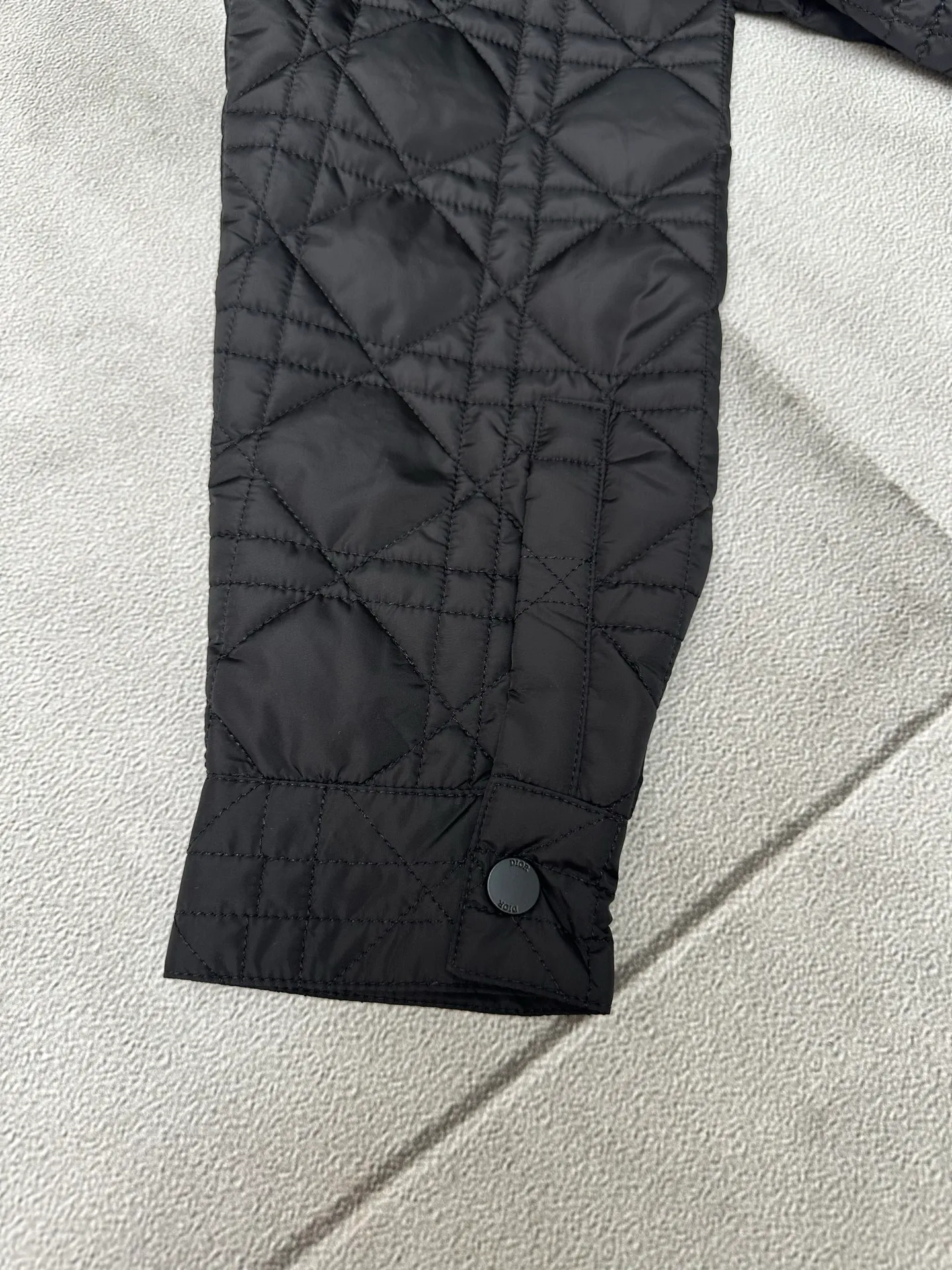 🅿️550 Dior 25ss new jacket shirt reinterprets the classic design and highlights modern style. Crafted from black technical fabric for a sleek silhouette, it's finished with a classic tonal quilted cannage pattern throughout. The chest patch pocket is decorated with +Christian+Dior+Couture+ embroidery, and the side slits are designed with snap buttons and can be worn open or buttoned. Blending traditional and modern styles, pair it with jeans or shorts for a sophisticated, stylish look.  Size: S M L XL