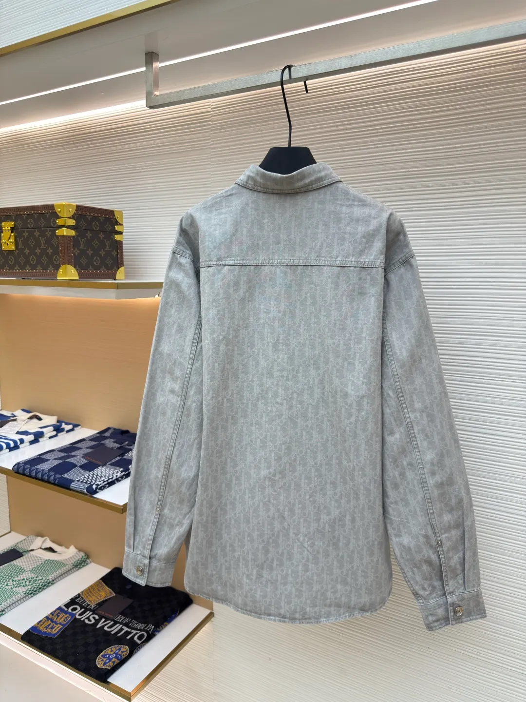 DIOR dark pattern all-over printed workwear denim jacket ●Authentic product: purchased and developed by 26789 ●Item number: 1680251-B50 ●Material: denim ●Technology: all-over printing ●Version: fitted version ●Weight: about 530g ●Size: 38-39-40-41 ●Description: Reinterpret workwear style with casual tailoring. Crafted from gray cotton denim, it's finished with the all-over classic Oblique print for an elegant look. The overall wiring is straight and delicate, the fabric is comfortable and soft, the color is consistent and there is no color difference, it can be matched with the same style to create a fashionable look, and can be used in various occasions, customized accessories, complete with three standards, the same style for men and women!
