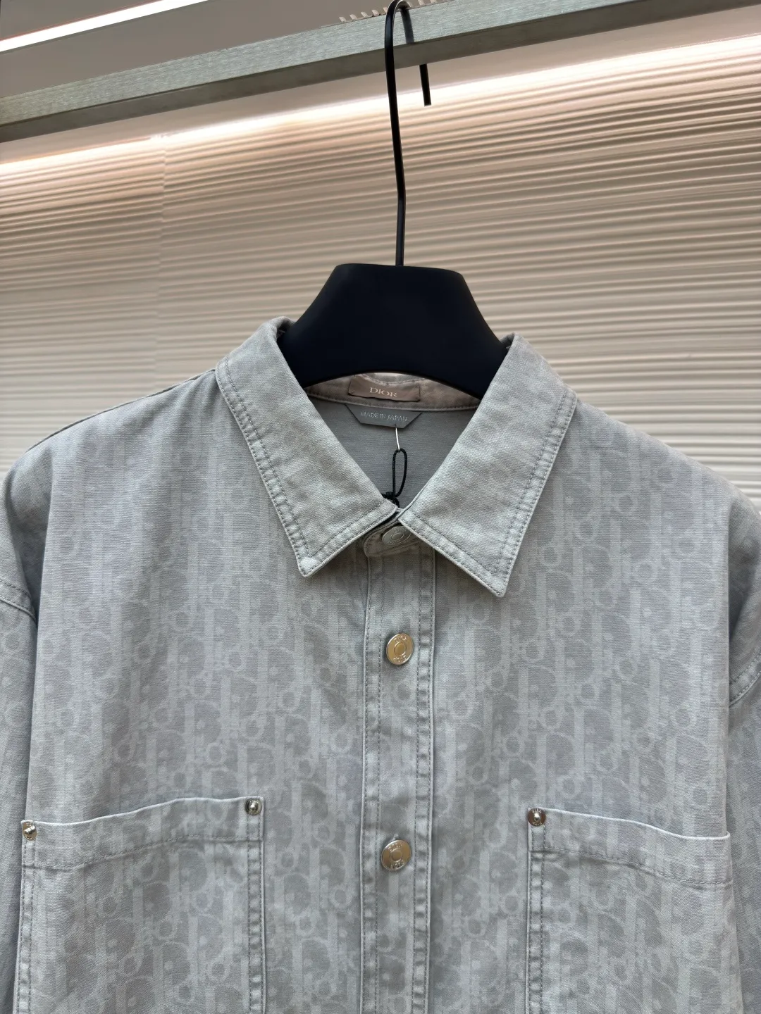 DIOR dark pattern all-over printed workwear denim jacket ●Authentic product: purchased and developed by 26789 ●Item number: 1680251-B50 ●Material: denim ●Technology: all-over printing ●Version: fitted version ●Weight: about 530g ●Size: 38-39-40-41 ●Description: Reinterpret workwear style with casual tailoring. Crafted from gray cotton denim, it's finished with the all-over classic Oblique print for an elegant look. The overall wiring is straight and delicate, the fabric is comfortable and soft, the color is consistent and there is no color difference, it can be matched with the same style to create a fashionable look, and can be used in various occasions, customized accessories, complete with three standards, the same style for men and women!